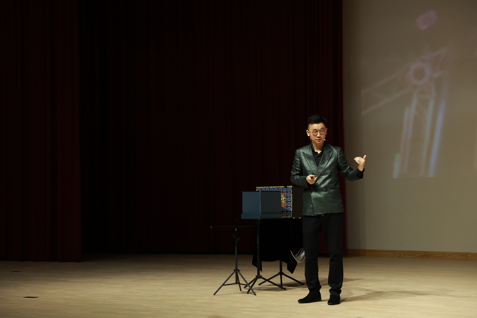 高雄大學《卓越講座》邀國際魔術師黃柏翰談創作差異化與夢想實踐008