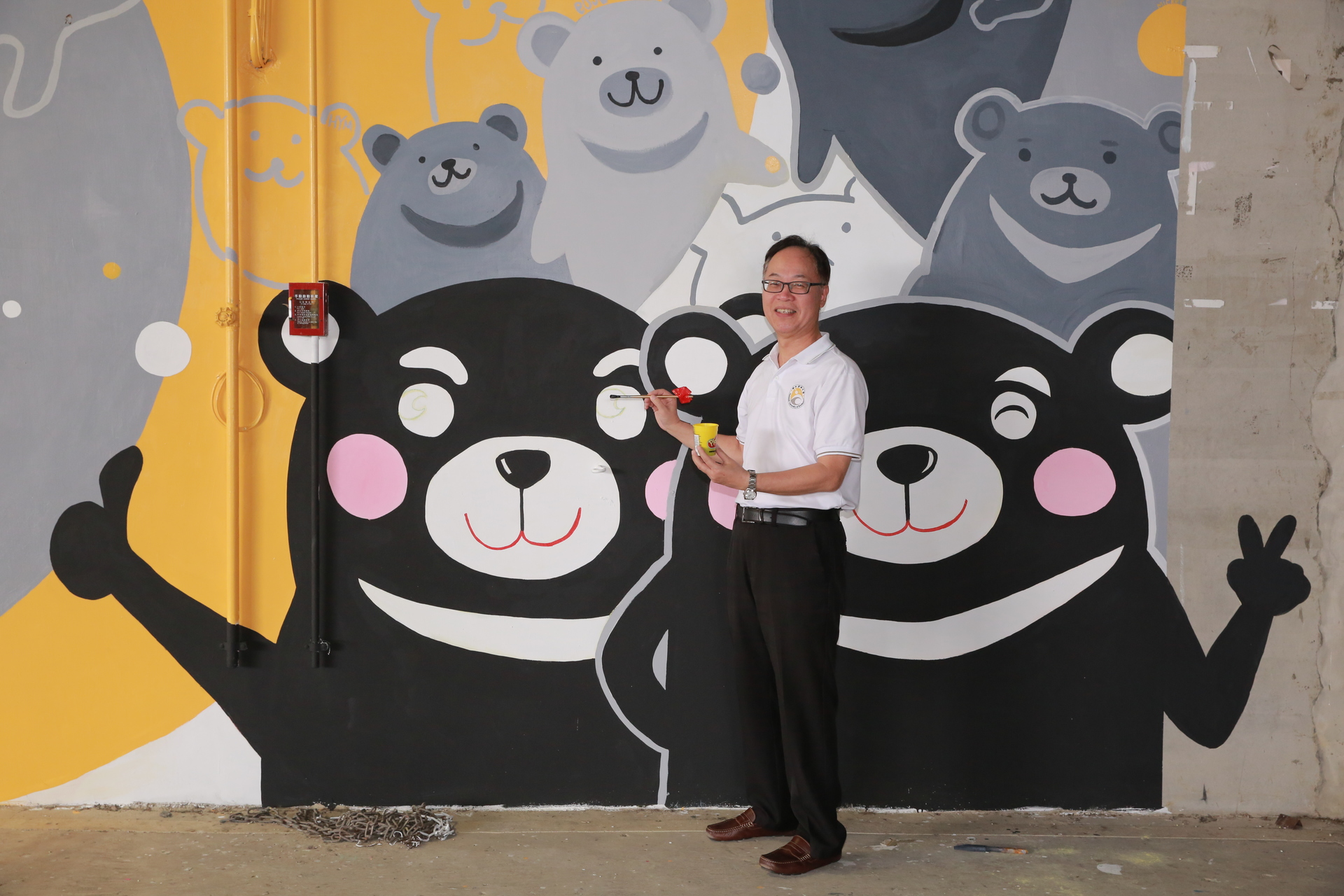 校長王學亮畫熊點睛，宣布創校20週年慶祝活動正式起跑。