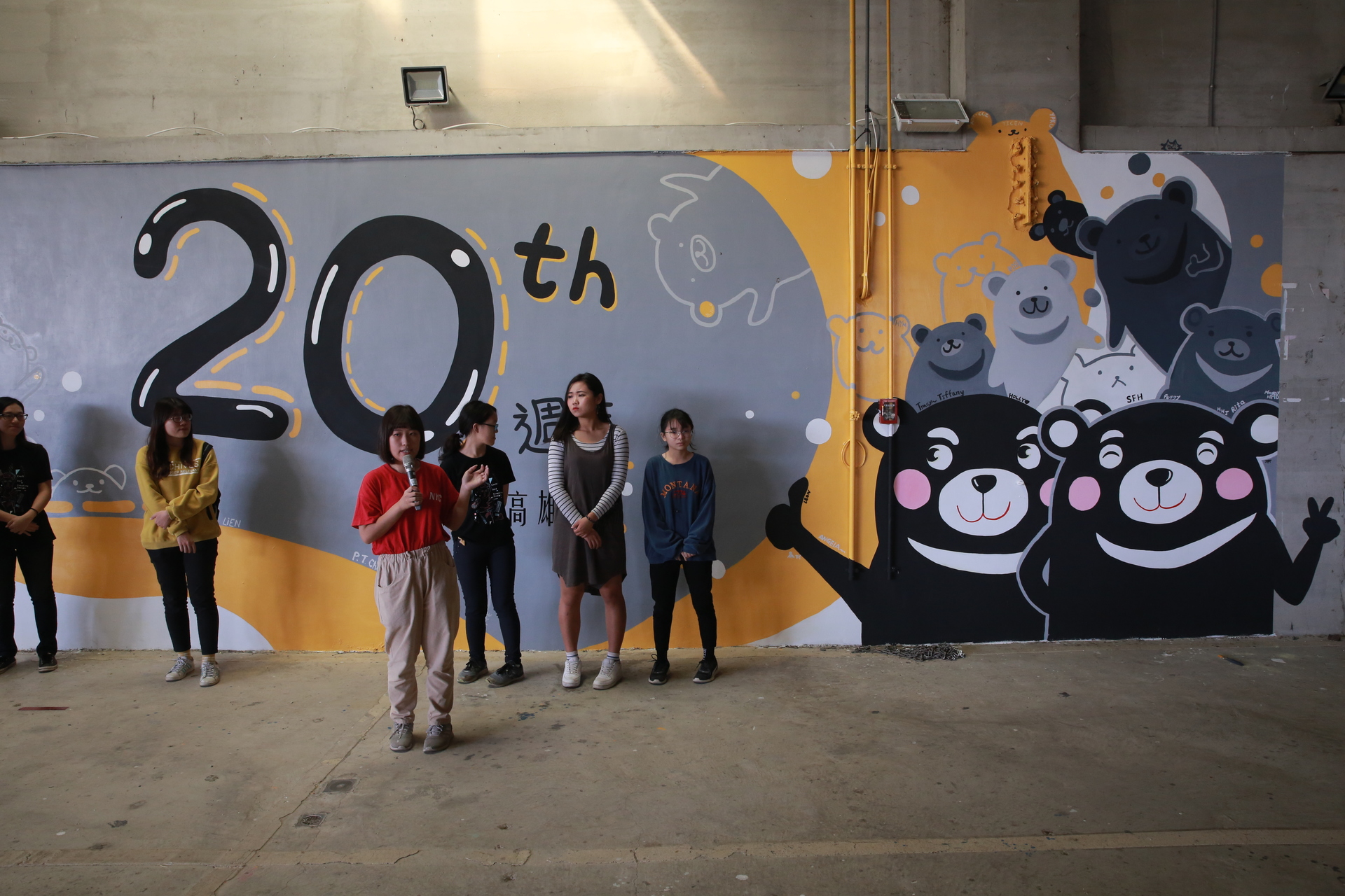 黃璽澂、林姿頤、王桂雅3學生共同創作彩繪壁畫，黃分享創作理念。