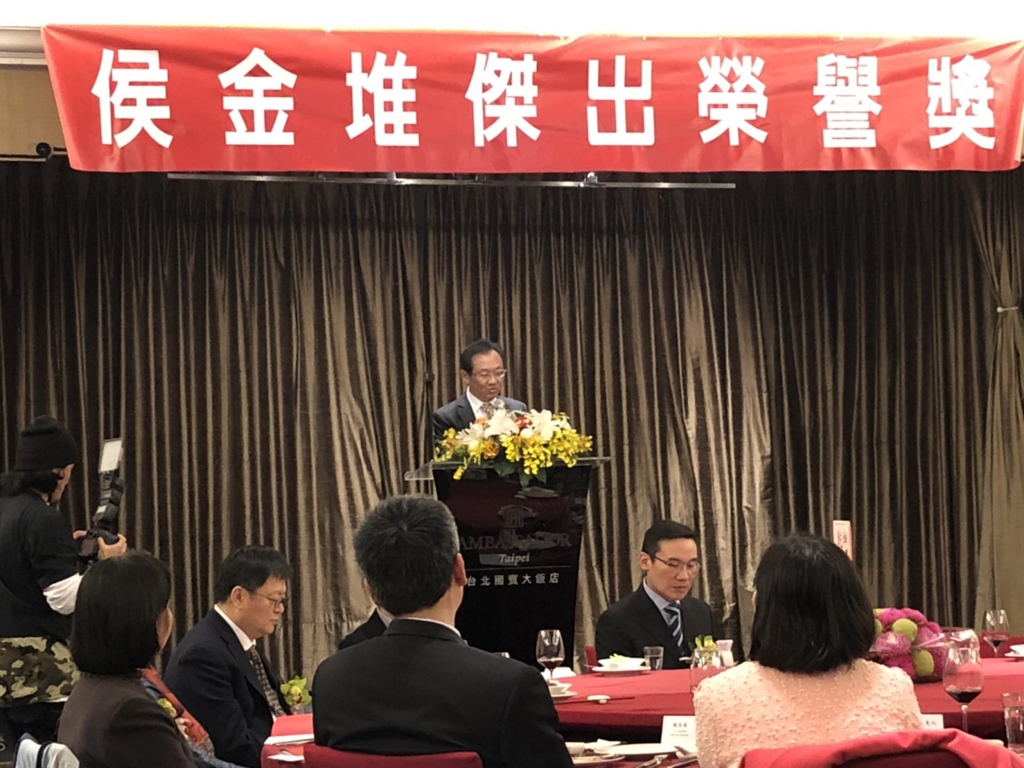 榮獲侯金堆傑出榮譽獎，化材系教授林東毅發表感言