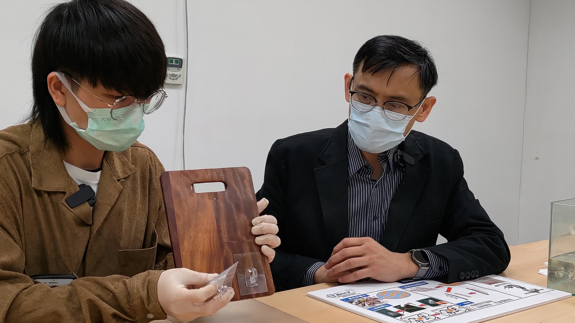 化材系教授鍾宜璋（右）指導學生楊詠筑開發添加鋅離子、對溫度敏感、可重覆黏貼不留殘膠的膠帶。