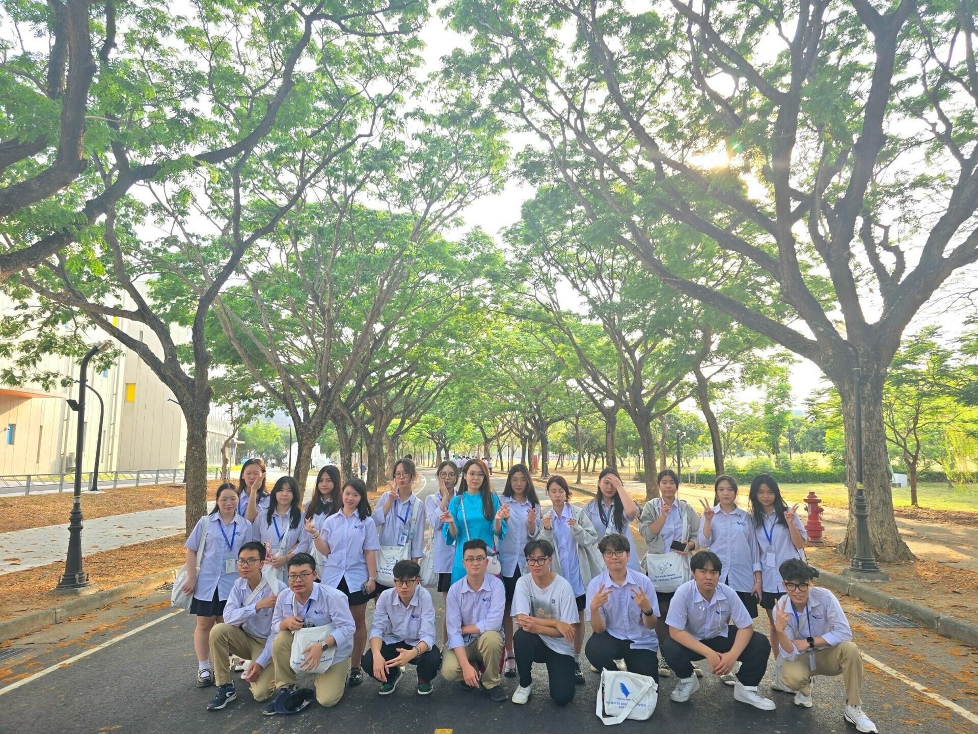 NUK invited high school students and teachers from Vietnam’s Dao Duy Tu High School to visit the campus.  001