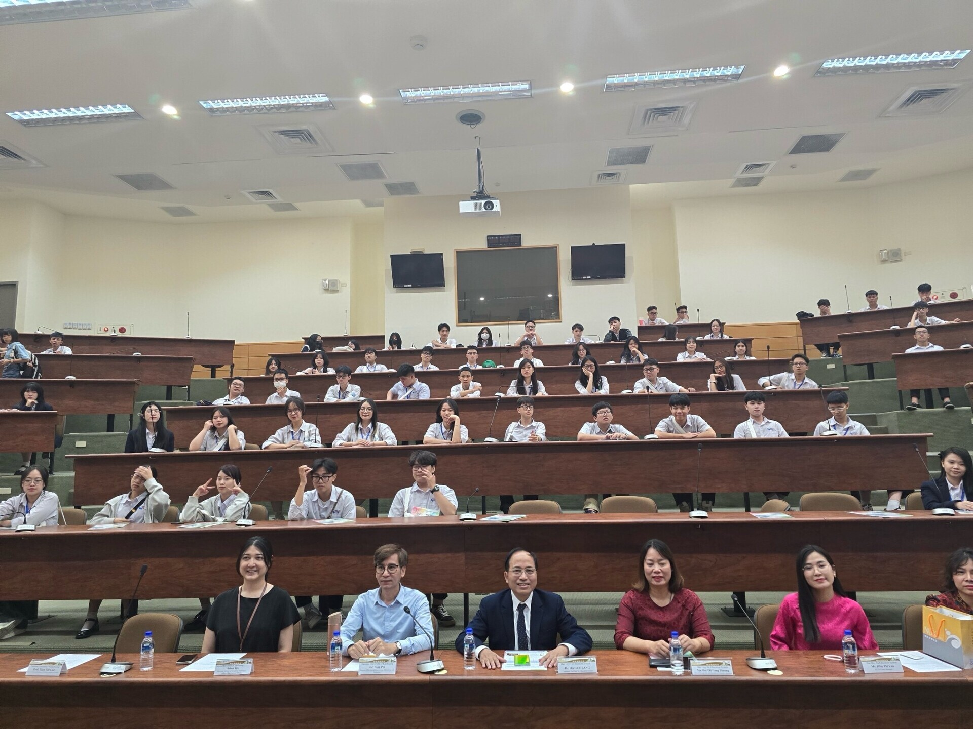 NUK invited high school students and teachers from Vietnam’s Dao Duy Tu High School to visit the campus. 002