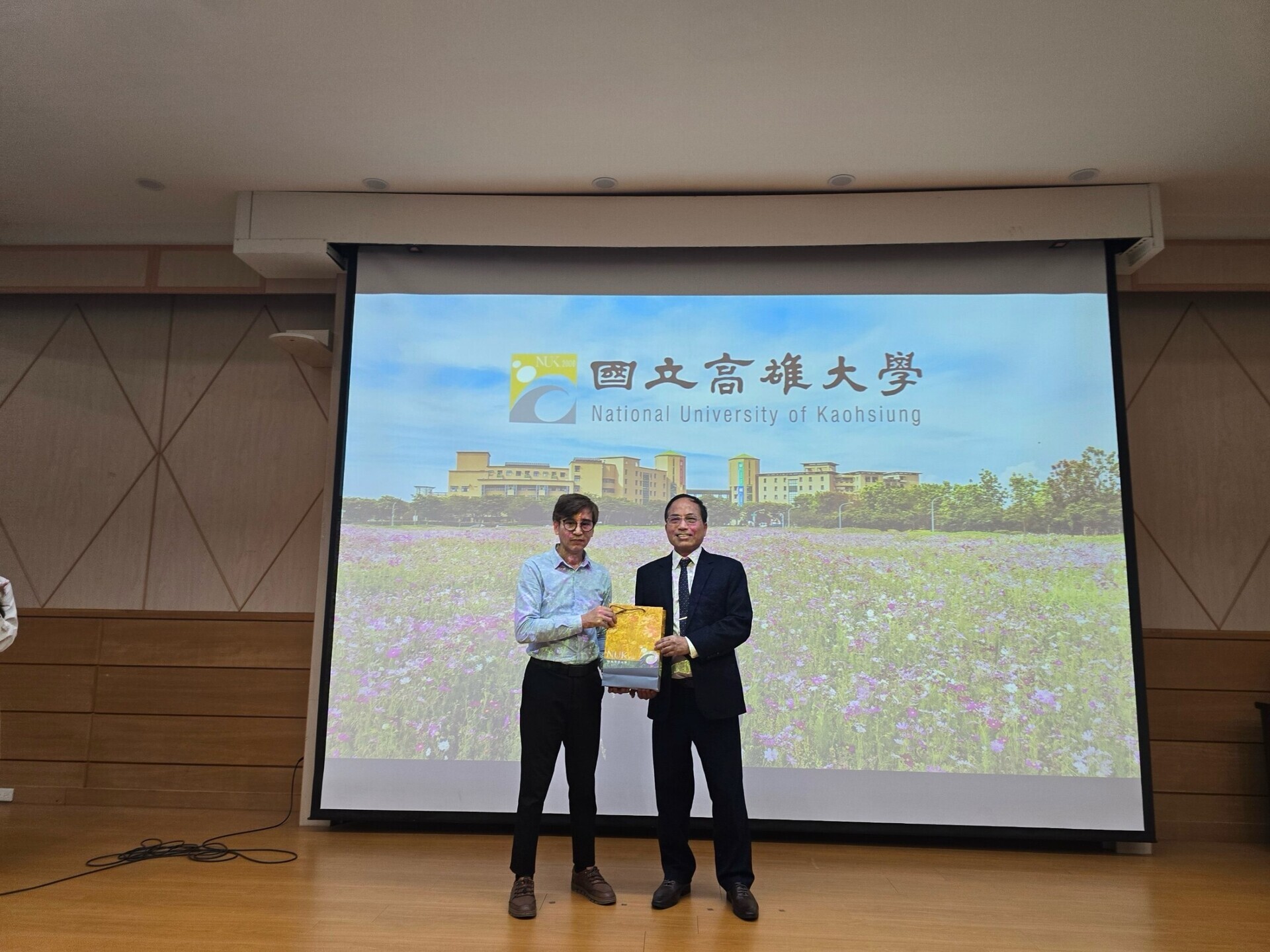 NUK invited high school students and teachers from Vietnam’s Dao Duy Tu High School to visit the campus.  004