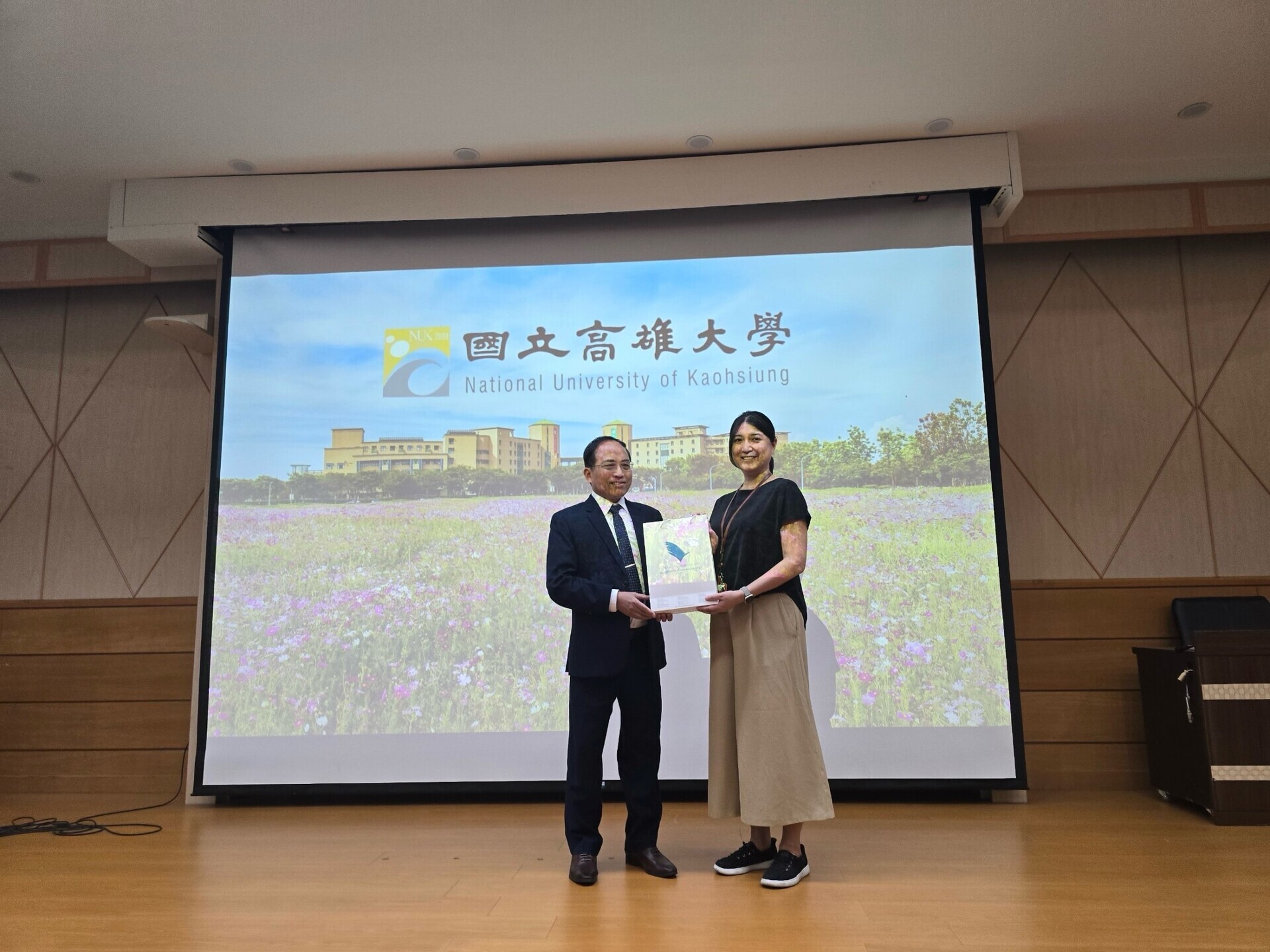NUK invited high school students and teachers from Vietnam’s Dao Duy Tu High School to visit the campus.  005