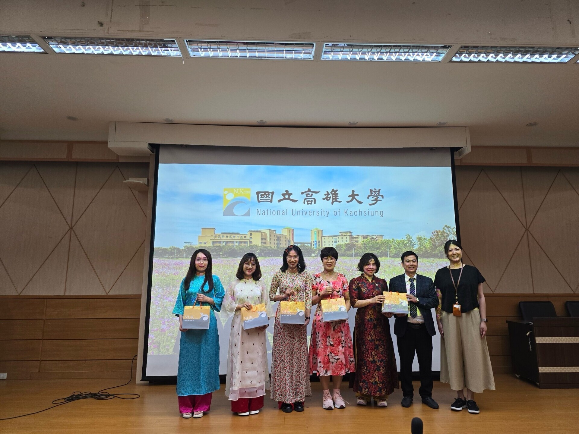 NUK invited high school students and teachers from Vietnam’s Dao Duy Tu High School to visit the campus.  006