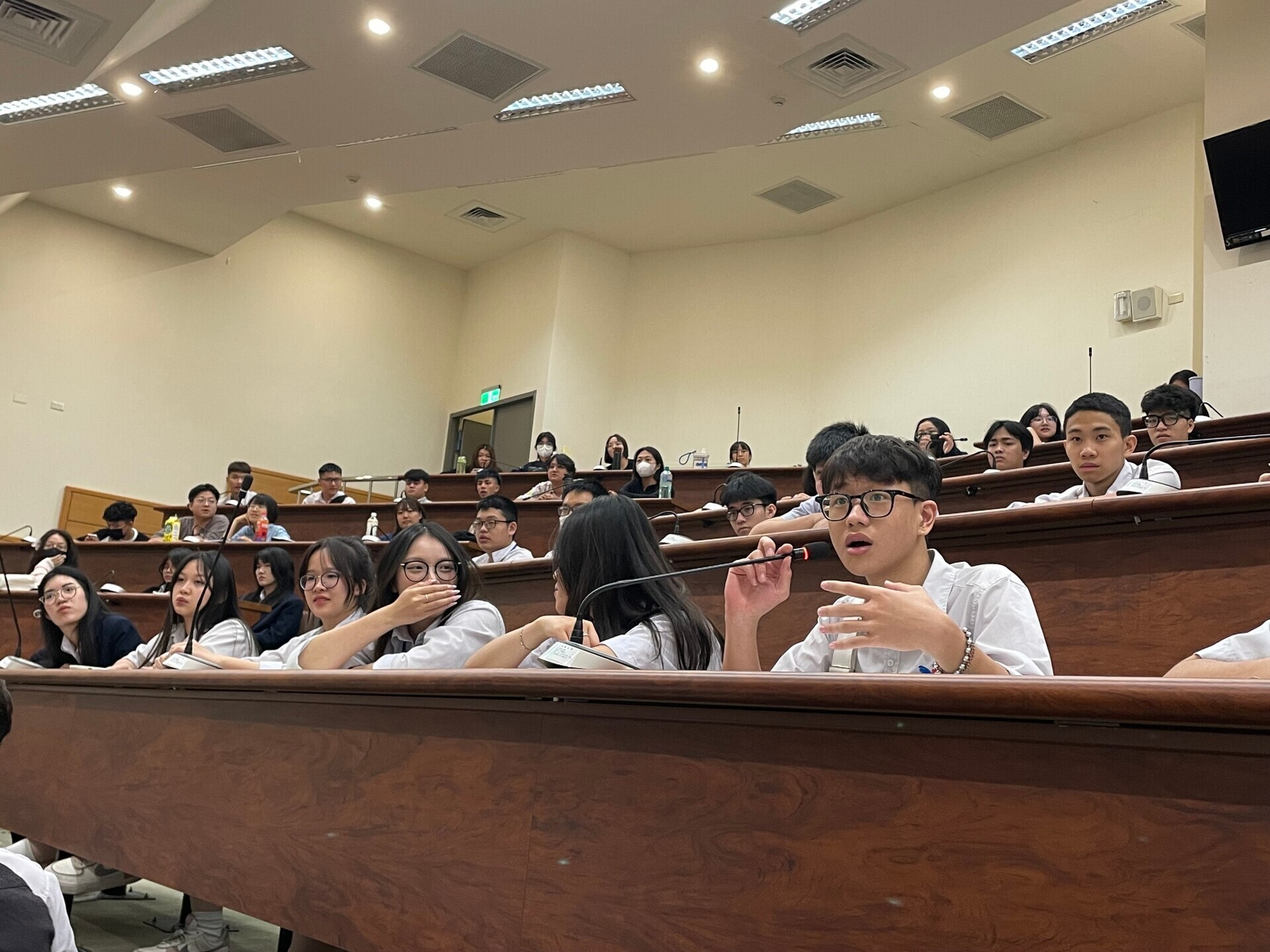 NUK invited high school students and teachers from Vietnam’s Dao Duy Tu High School to visit the campus.  007
