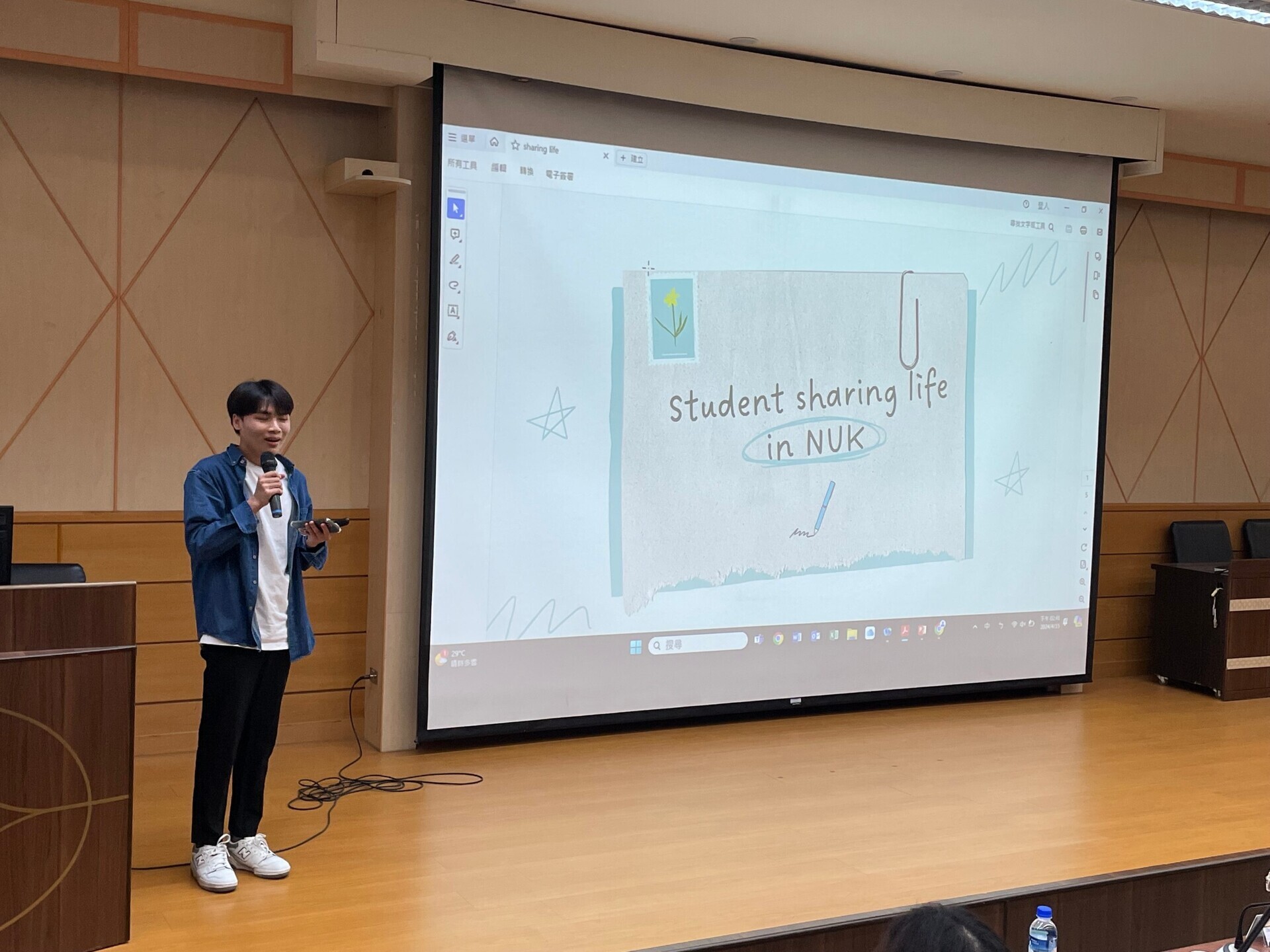 NUK invited high school students and teachers from Vietnam’s Dao Duy Tu High School to visit the campus.  008