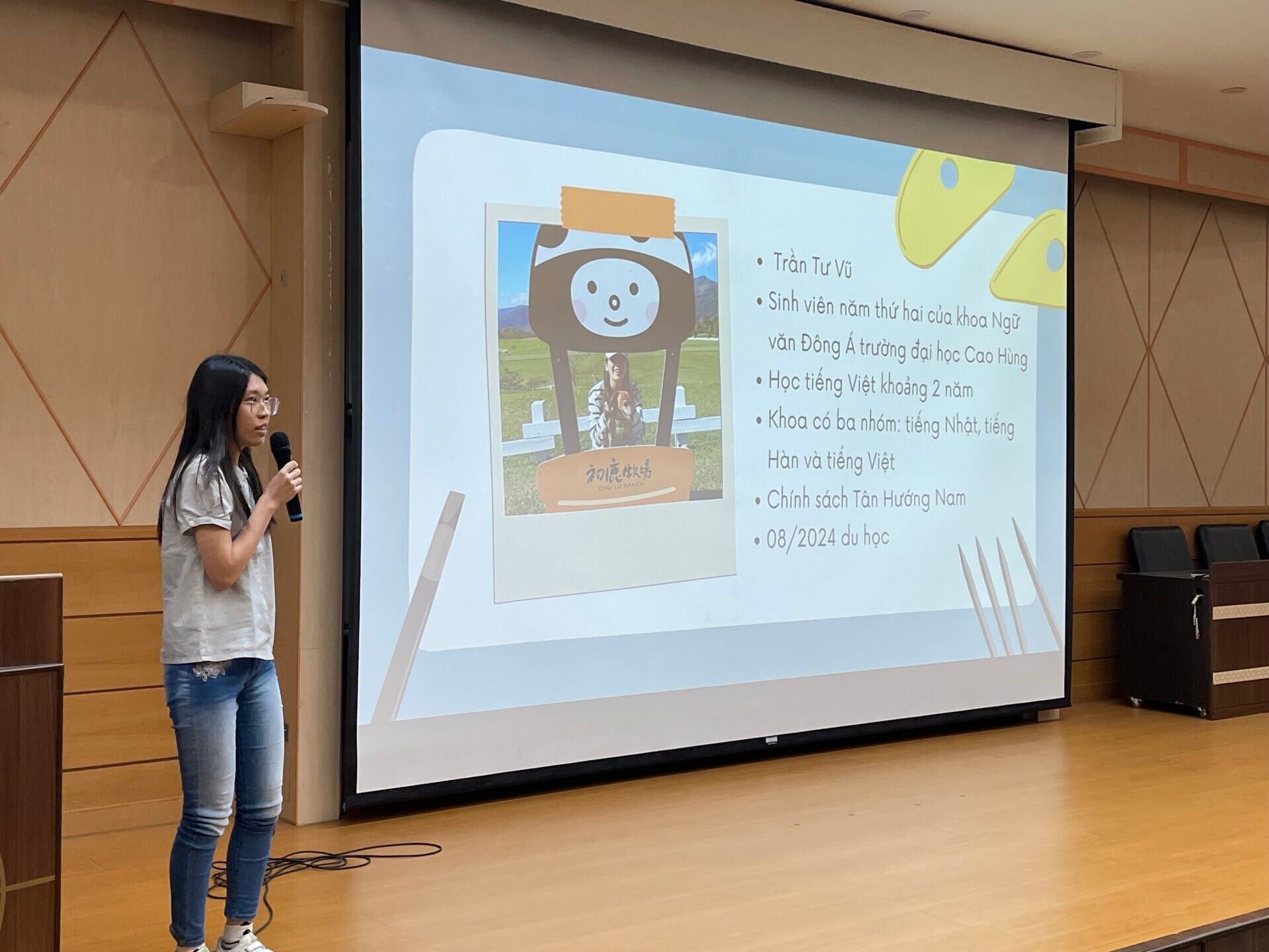 NUK invited high school students and teachers from Vietnam’s Dao Duy Tu High School to visit the campus.  009