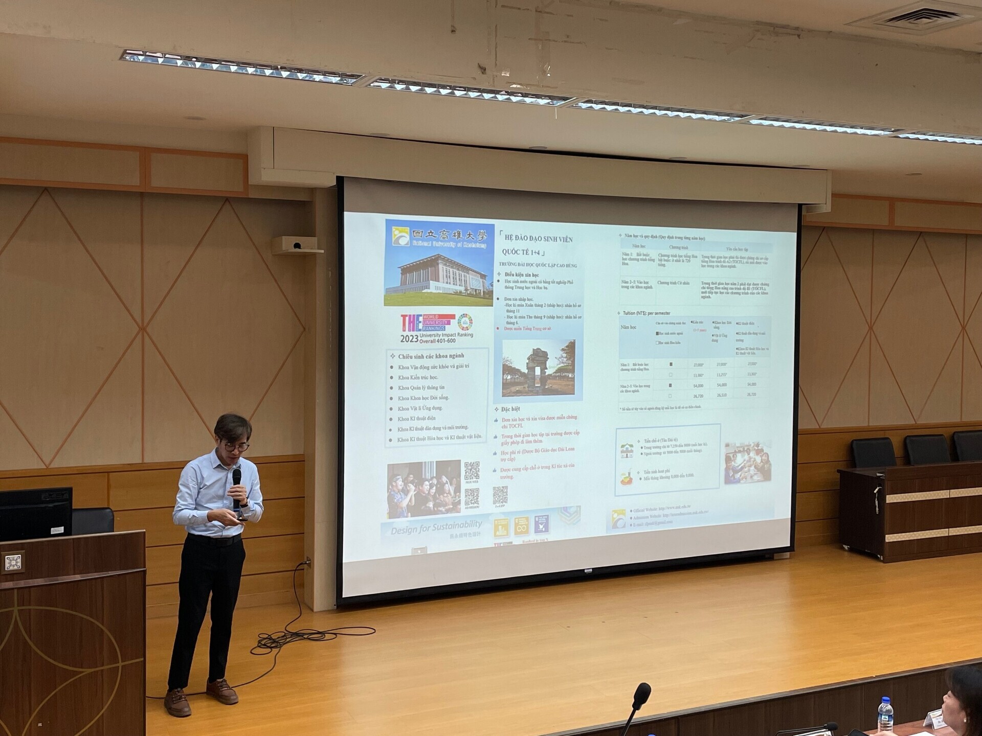 NUK invited high school students and teachers from Vietnam’s Dao Duy Tu High School to visit the campus.  010
