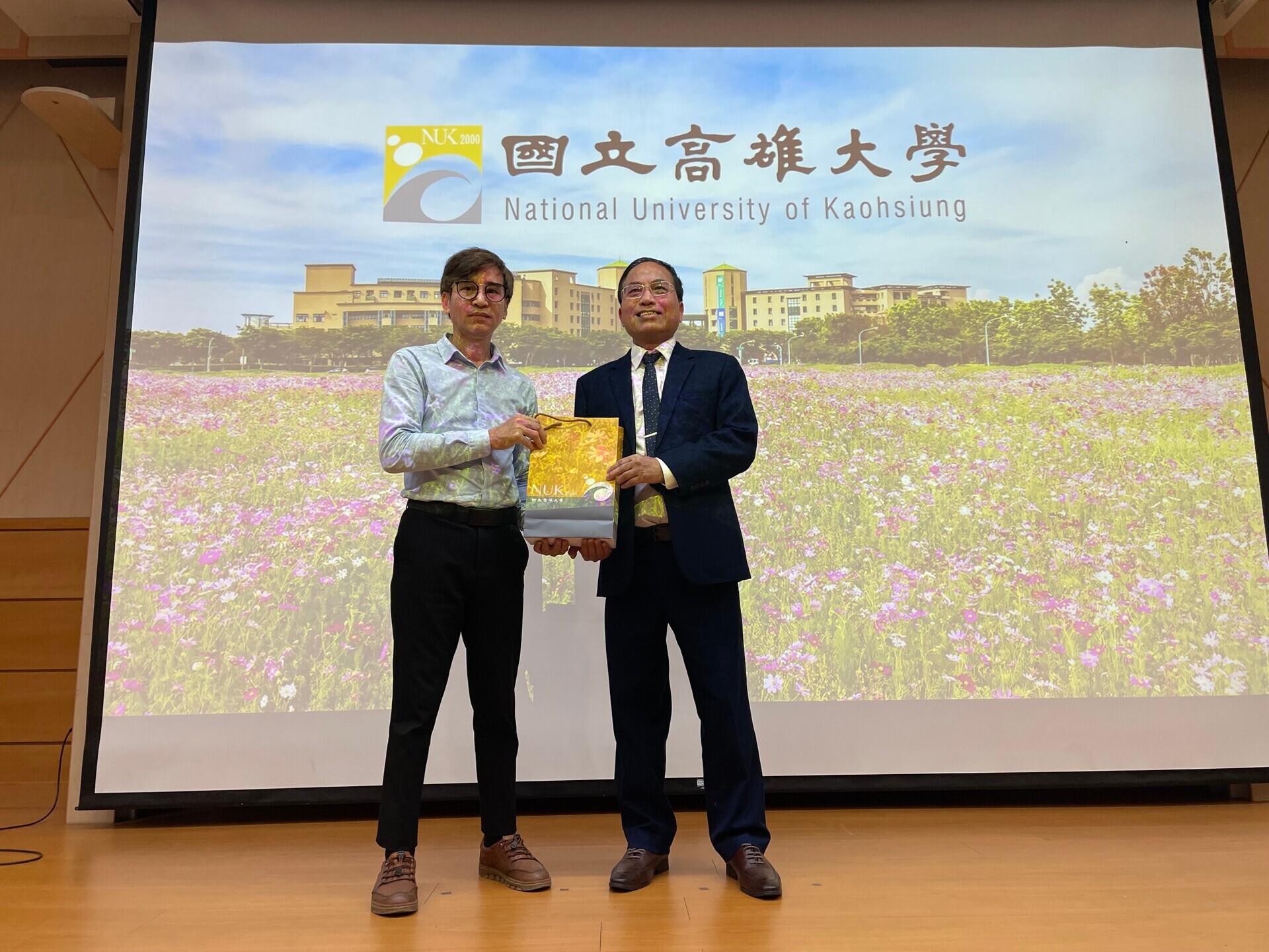 NUK invited high school students and teachers from Vietnam’s Dao Duy Tu High School to visit the campus. 011