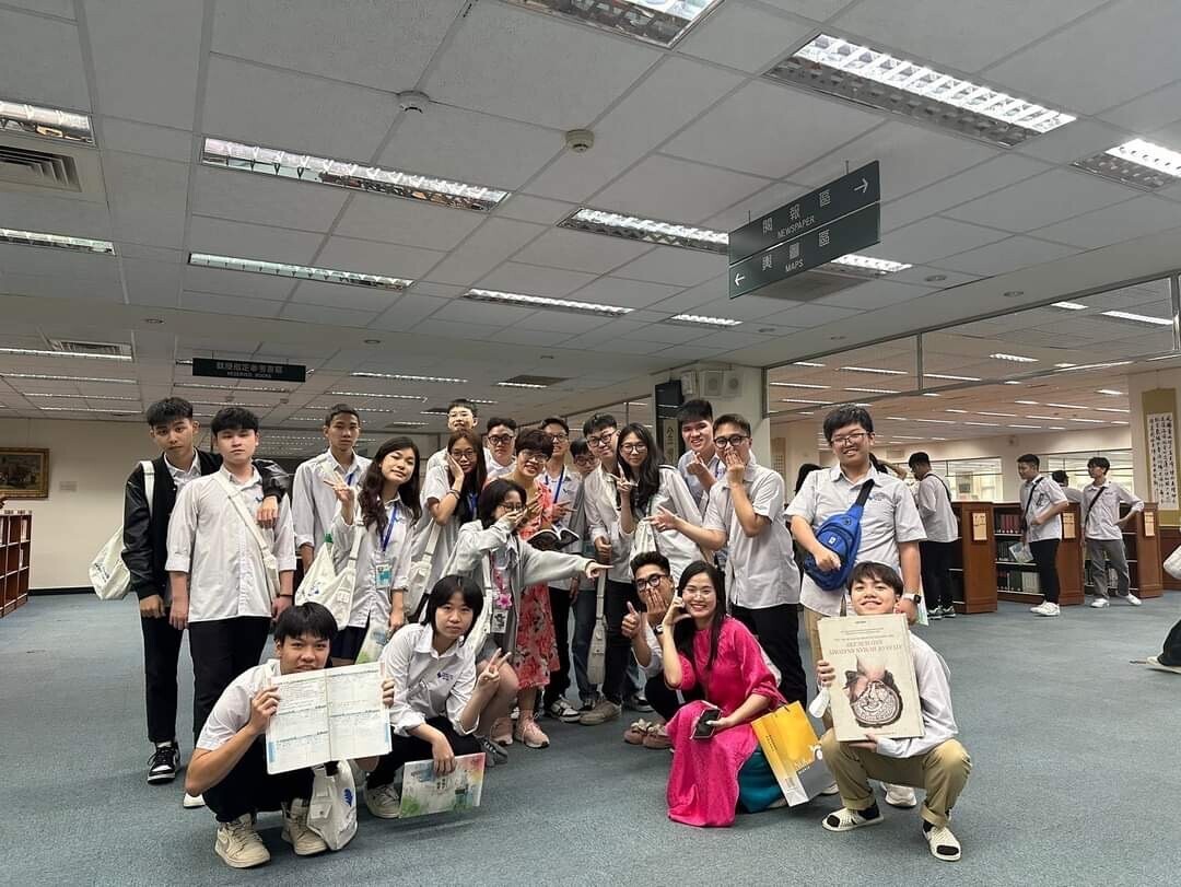 NUK invited high school students and teachers from Vietnam’s Dao Duy Tu High School to visit the campus. 012