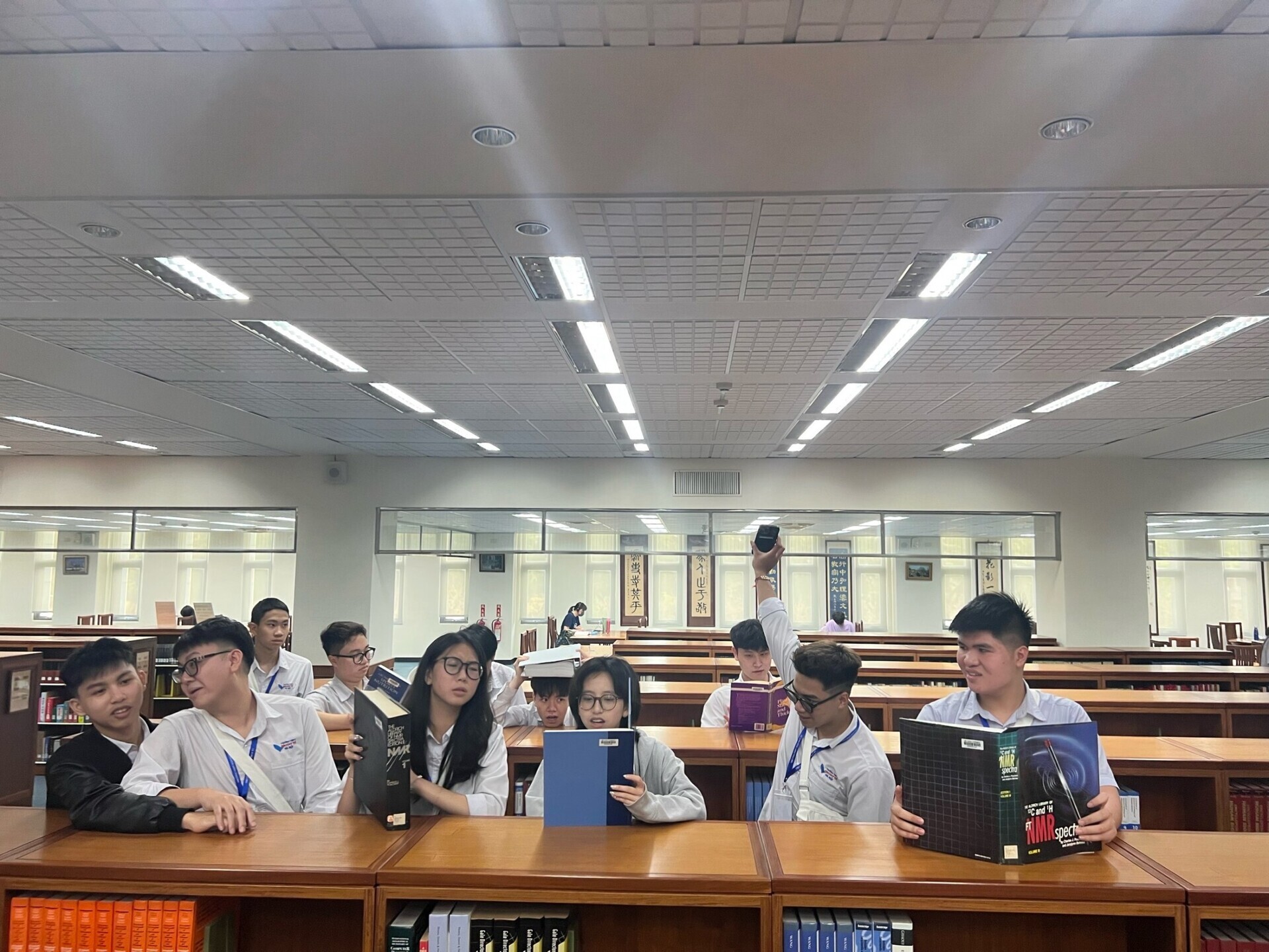 NUK invited high school students and teachers from Vietnam’s Dao Duy Tu High School to visit the campus.  013