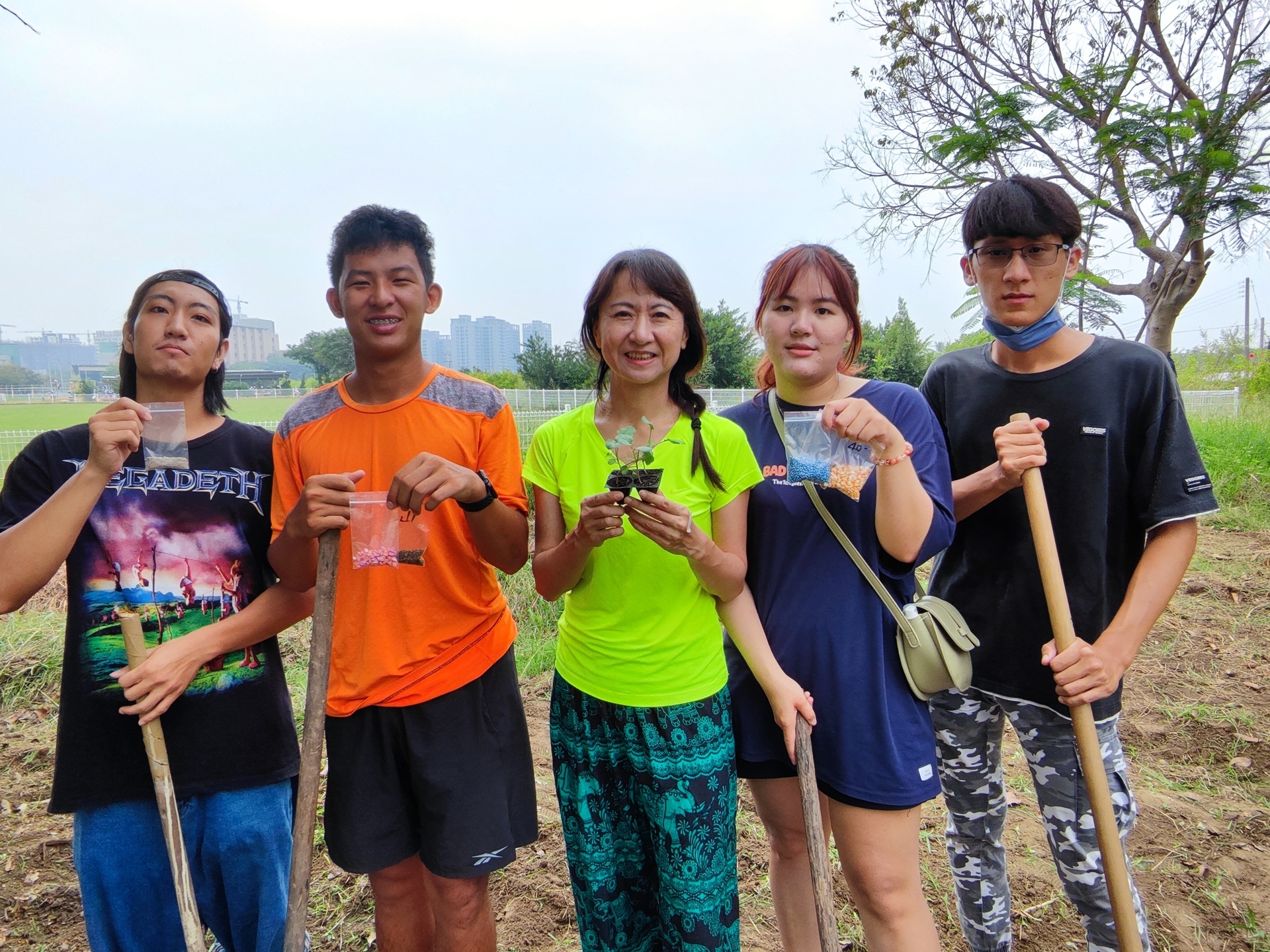 Associate Professor Shu-Tzu Chuang from the Department of Kinesiology, Health, and Leisure Studies offers a course, "Leisure Farm Operation and Management." 001