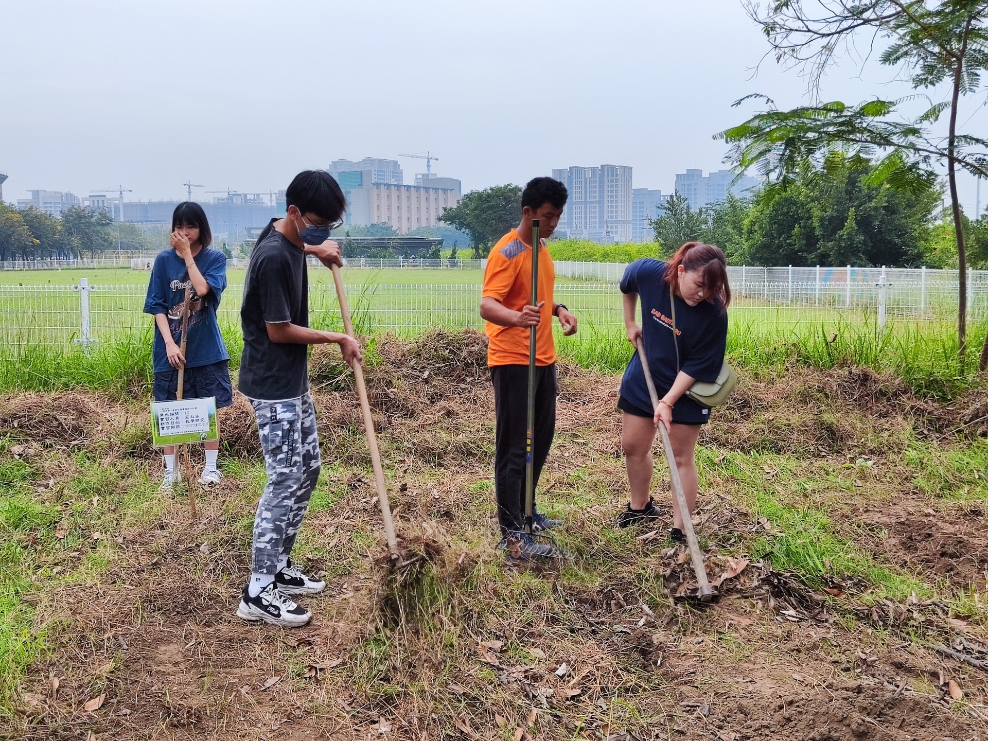 Associate Professor Shu-Tzu Chuang from the Department of Kinesiology, Health, and Leisure Studies offers a course, "Leisure Farm Operation and Management." 002