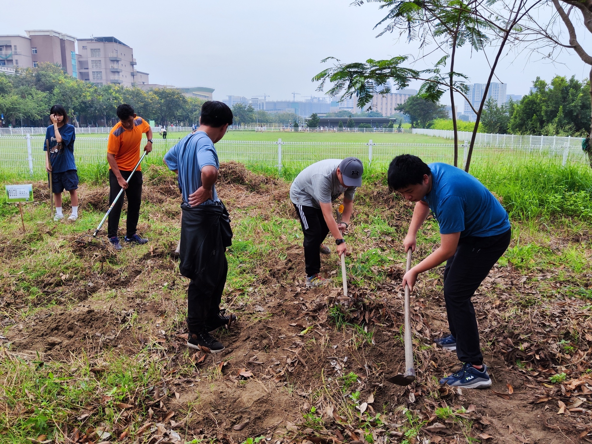 Associate Professor Shu-Tzu Chuang from the Department of Kinesiology, Health, and Leisure Studies offers a course, "Leisure Farm Operation and Management." 003