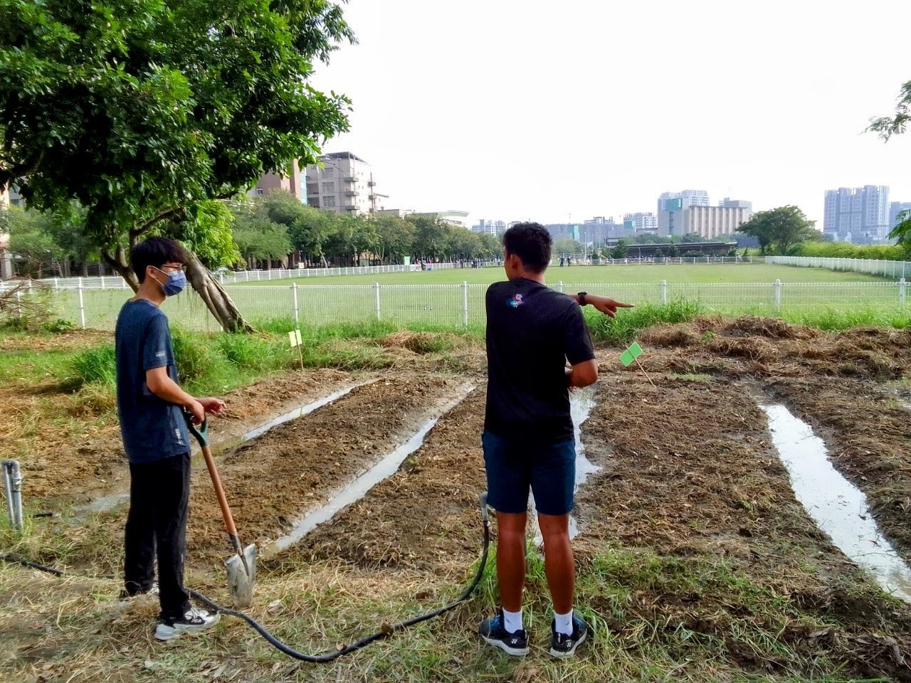 Associate Professor Shu-Tzu Chuang from the Department of Kinesiology, Health, and Leisure Studies offers a course, "Leisure Farm Operation and Management." 008