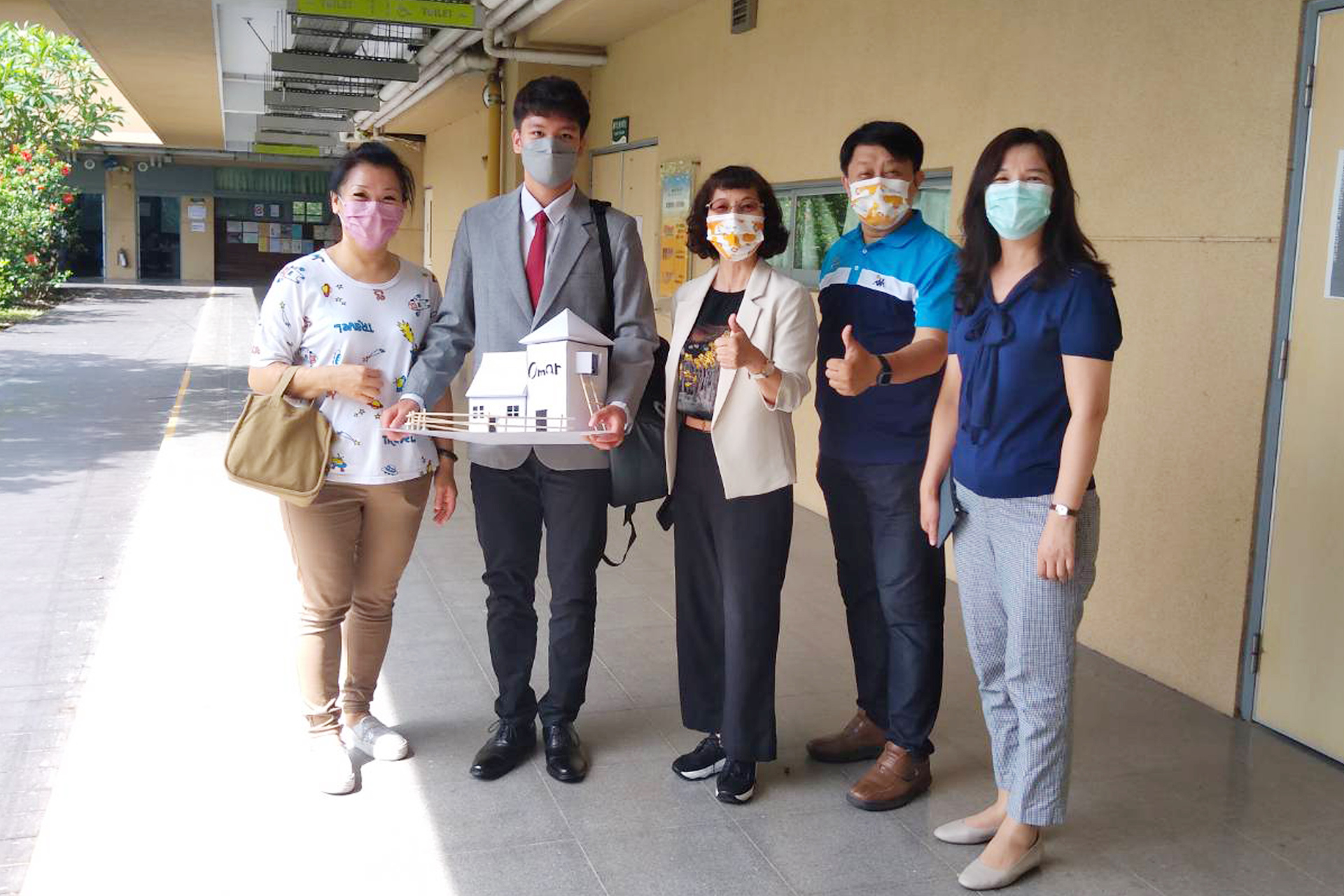 高雄大學校長陳月端（中）帶領學術副校長陳啓仁、教務長顏淑娟前往各試場休息室歡迎與致意。