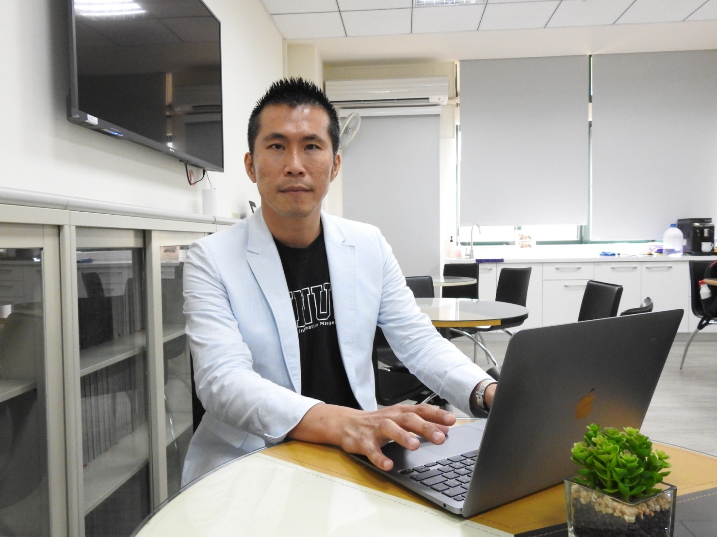 國立高雄大學社會網絡創新中心主任楊書成彙整各社群平台、部落格、討論網站等網友話題，分析國人宅在家防疫因為生活改變所帶來的困擾前十名，其中小孩的在家教育問題高居榜上第一名。