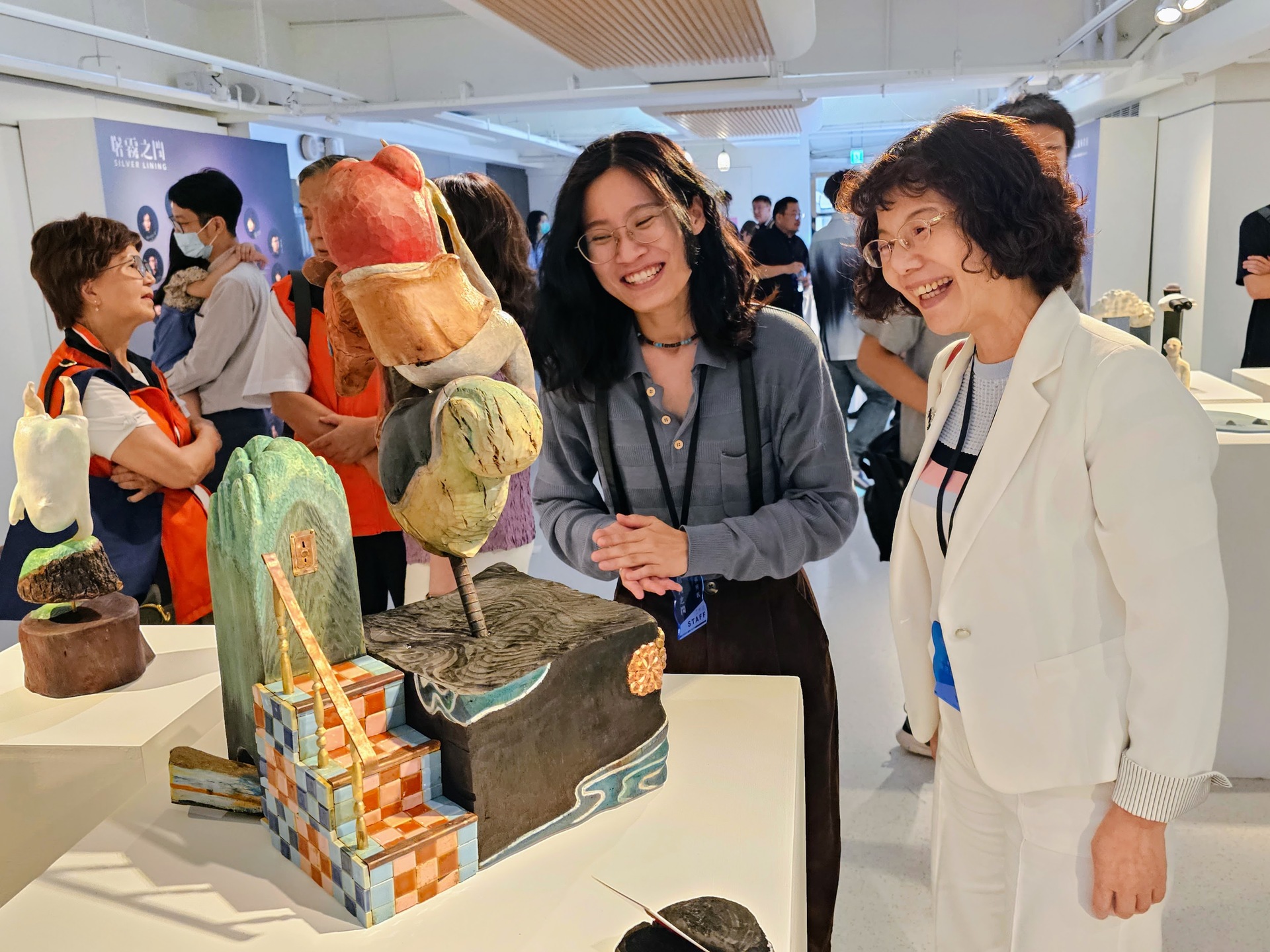 高雄大學校長陳月端（右）每年出席藝創系畢業成果致意與表達重視圖片