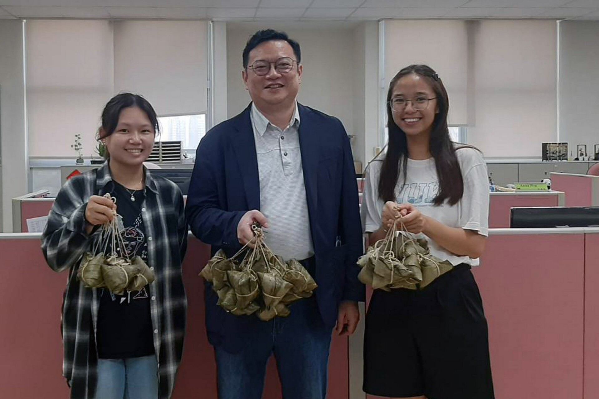 Dean of International Affairs Xing-Hao Wu (in the middle) prepared delicious meat (and vegetarian) rice dumplings and cared about their academic studies and school life.