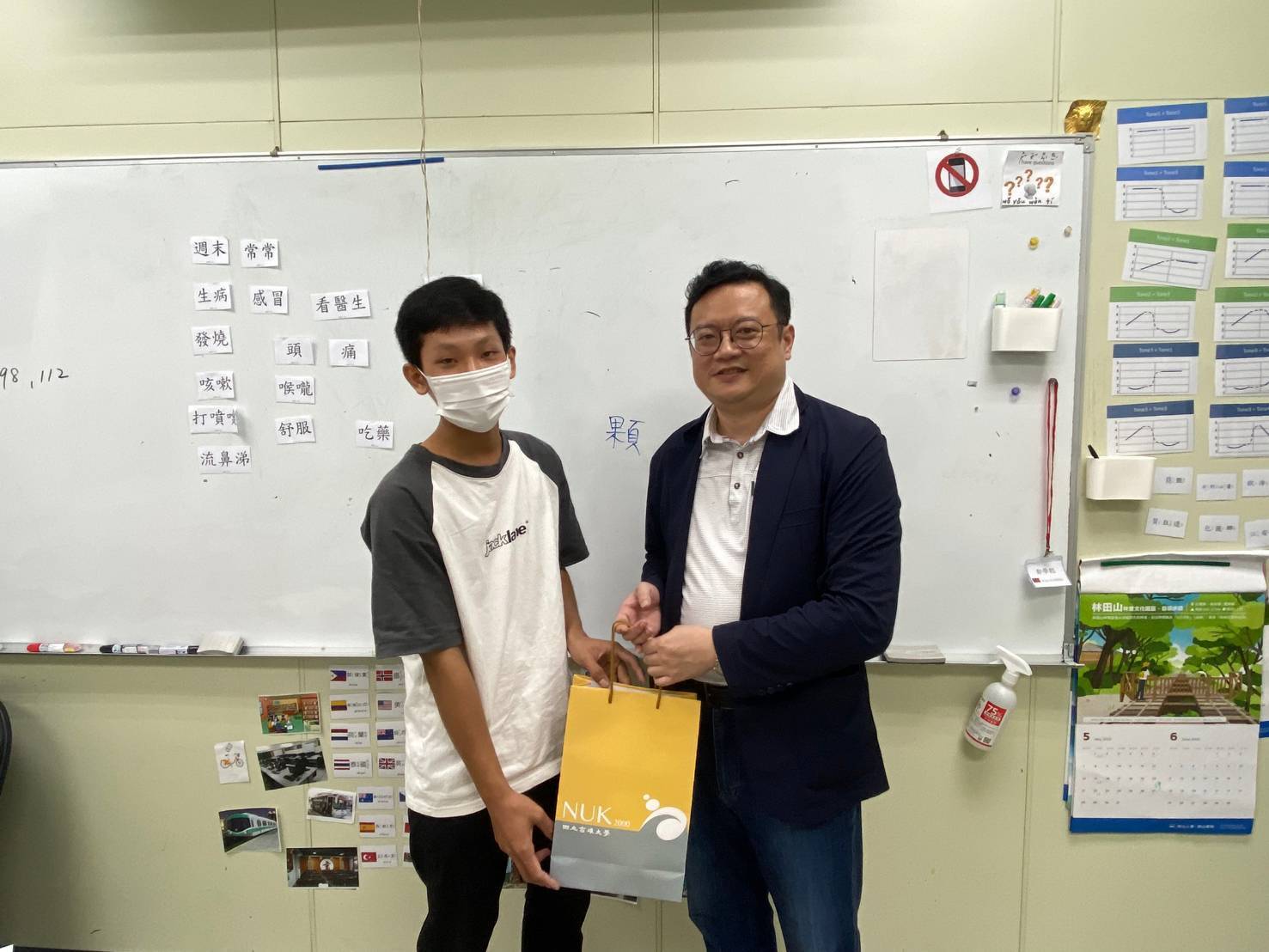 The Office of International Affairs of NUK prepared delicious meat (and vegetarian) rice dumplings for oversea students. 007