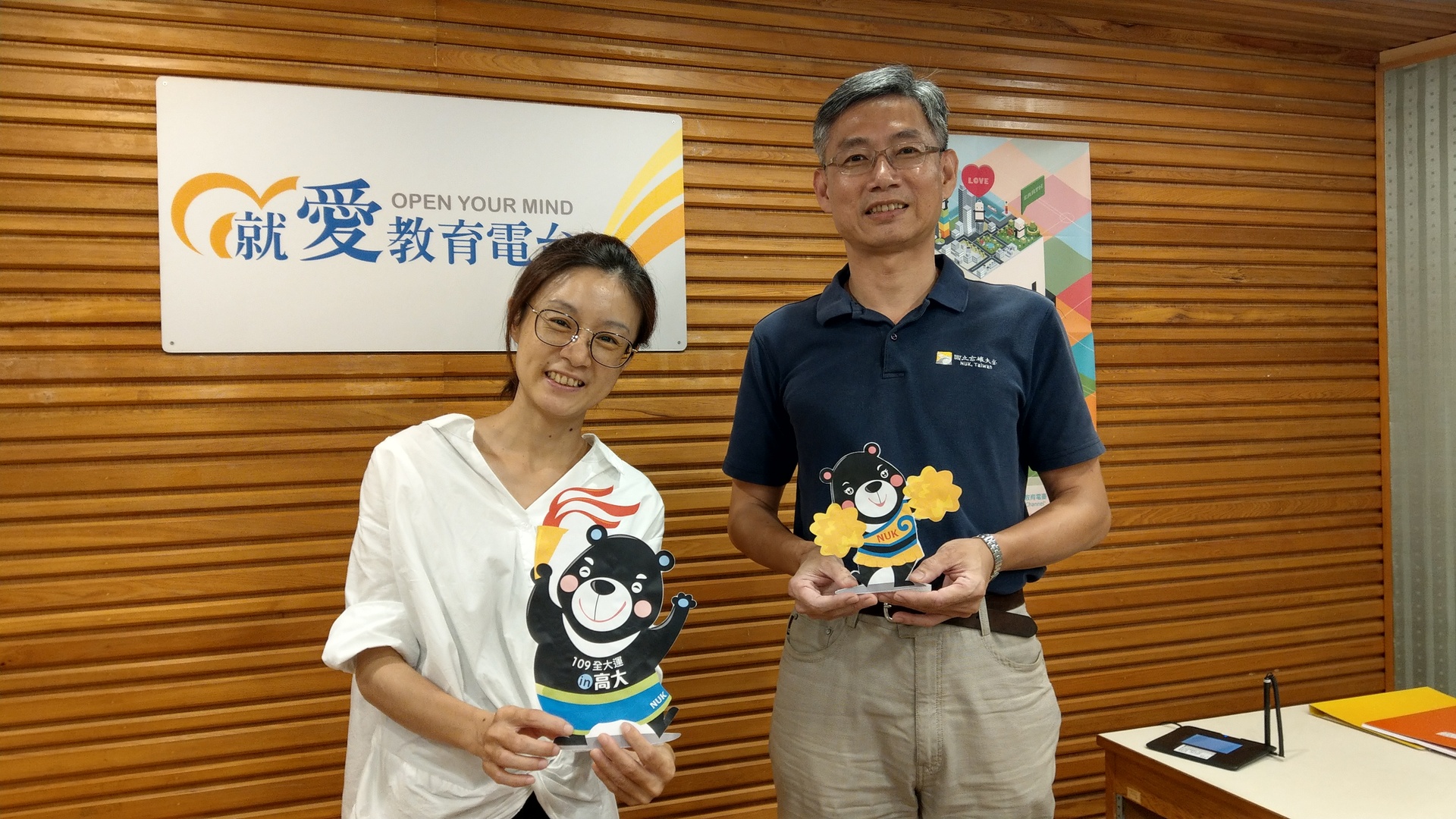 行政副校長、全大運執行長連興隆，15日接受國立教育廣播電台高雄分台專訪，行銷宣傳「2020全大運在高大！」。圖為副校長與主持人合影