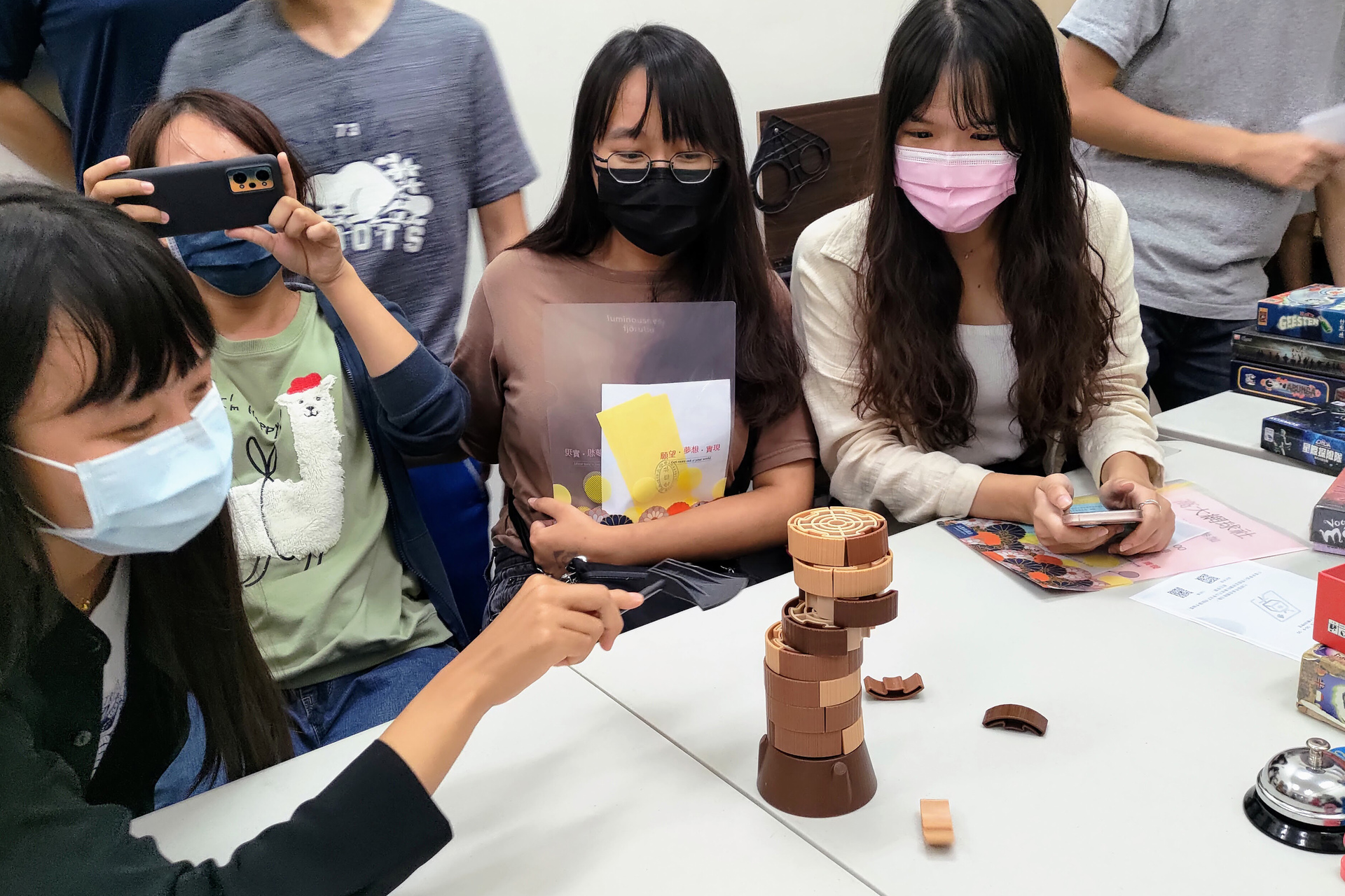 各學生社團賣力宣傳招募新血，如桌遊社邀請試玩（遊戲）體驗箇中魅力。