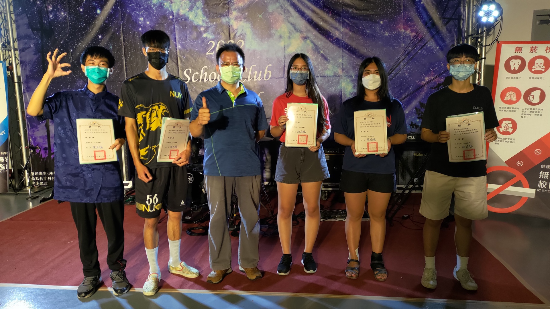 學務長陳德興（左3）表揚績優社團
