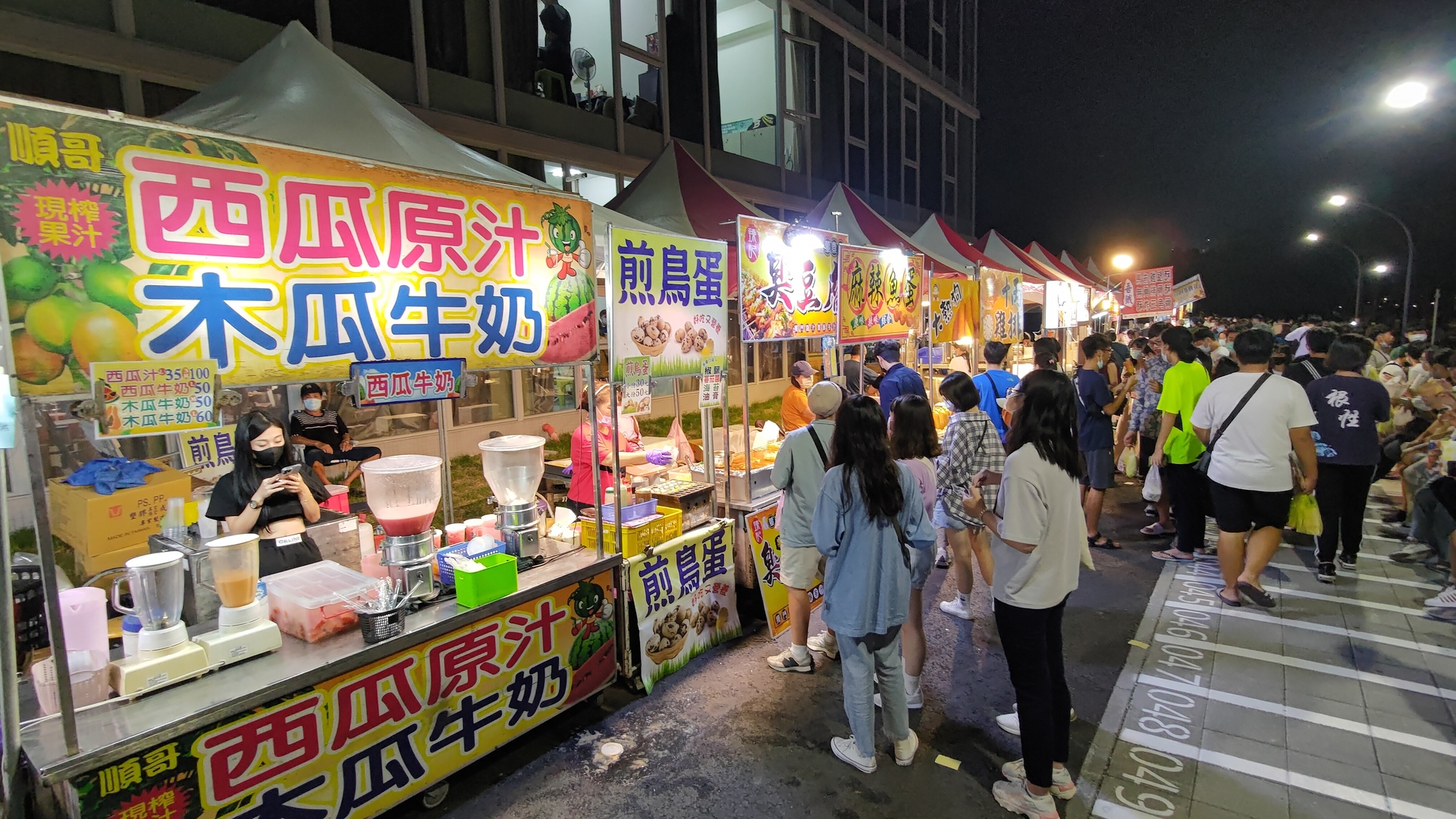 社嘉場外同樣熱鬧，校方邀請近20家攤商販售多種美食、遊戲01