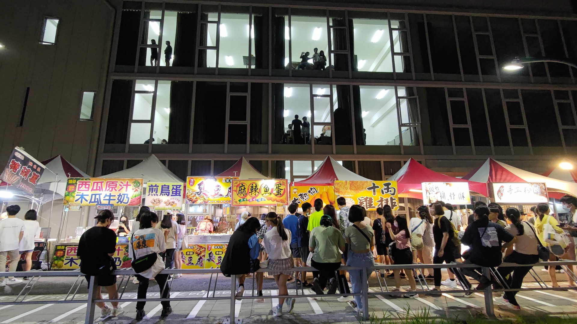 社嘉場外同樣熱鬧，校方邀請近20家攤商販售多種美食、遊戲02