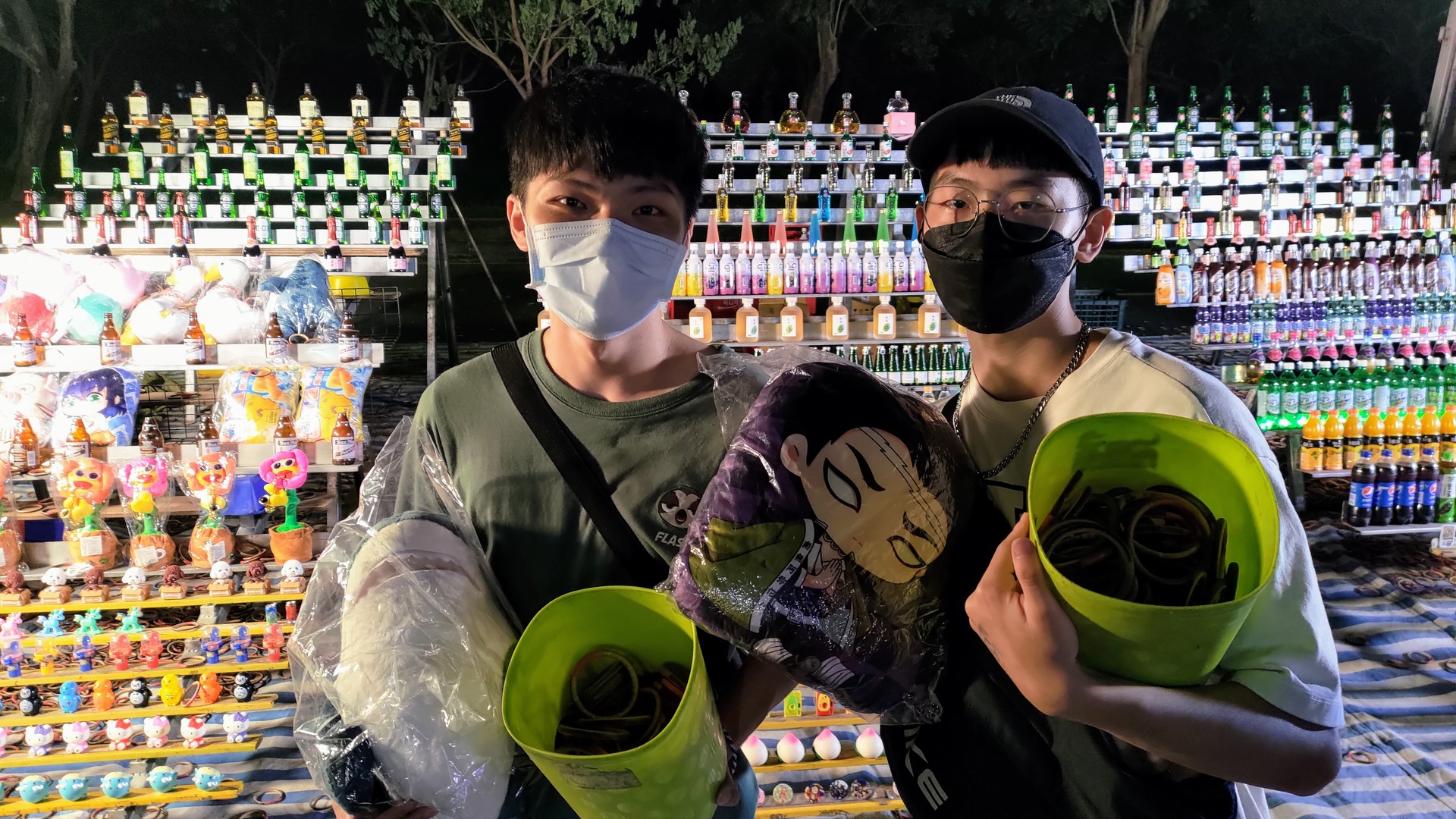 社嘉場外同樣熱鬧，校方邀請近20家攤商販售多種美食、遊戲04