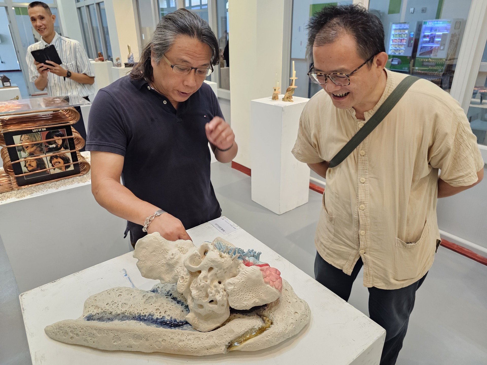 At the Open Day, Professor Guan-Xun Chen, Director of the Department of Crafts and Creative Design, leads the "Pottery Handcrafting" session.