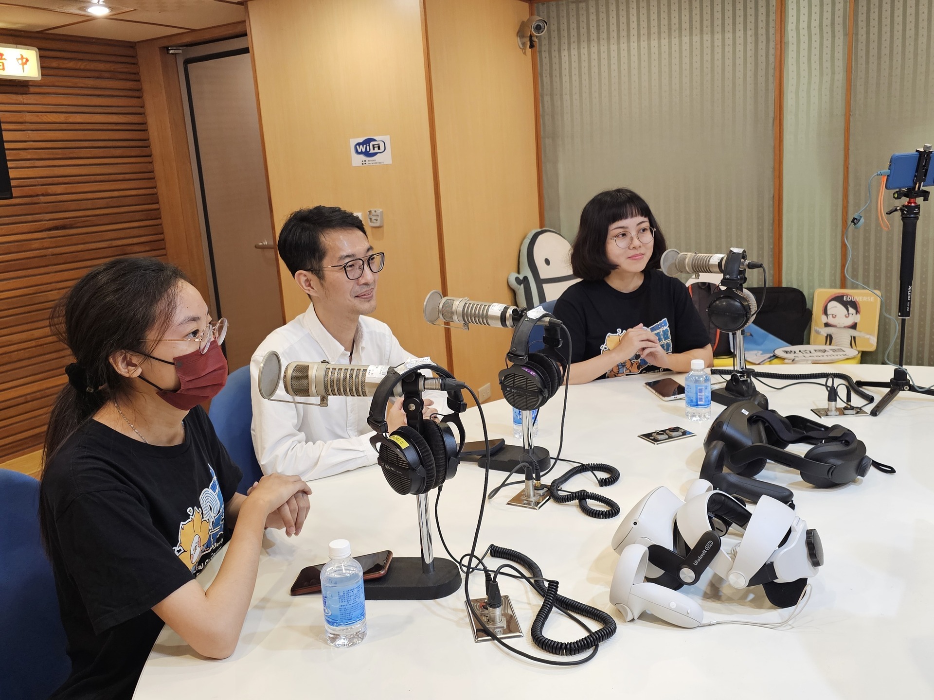 At the Open Day, Associate Professor Zheng-Hong Wang (center) leads the "XR Technology" session.