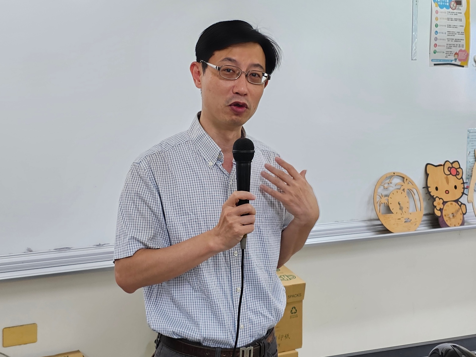 At the Open Day, Associate Professor Jin-Zhong Yu from the Department of Applied Physics leads the "Rope Waves and LED Illumination Science Experiments" session.