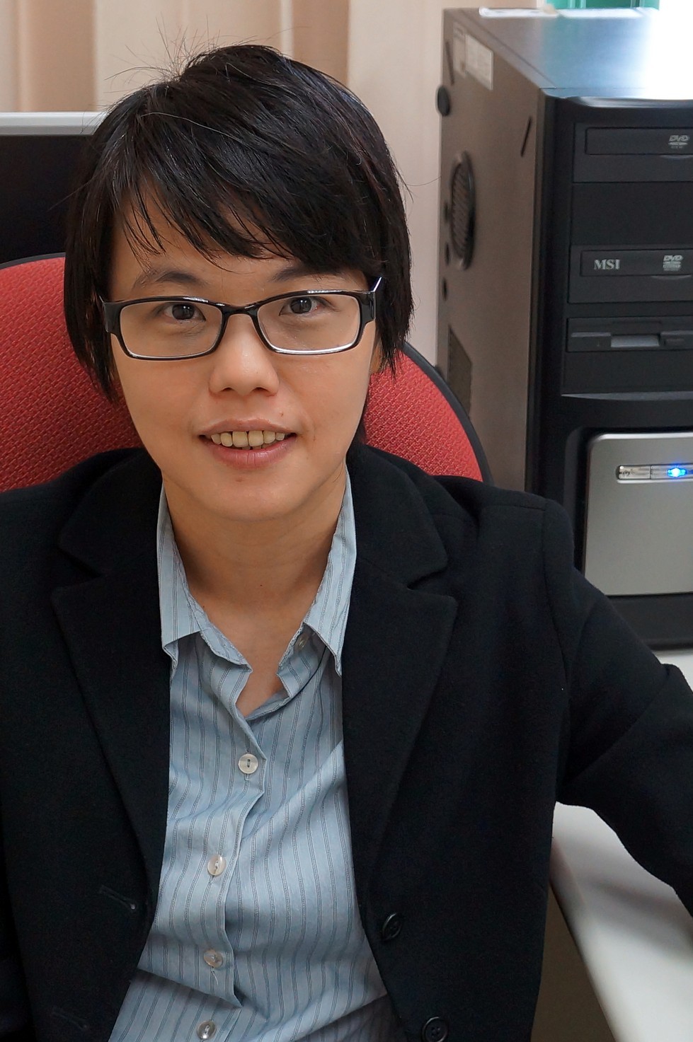 蔡怡純老師攝於研究室圖片