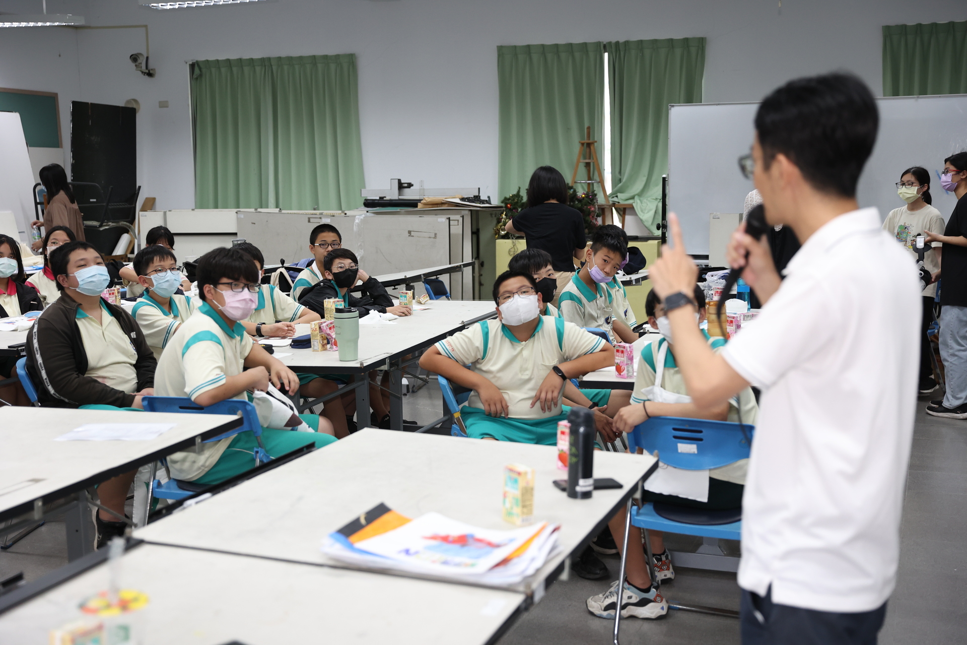 藝創系邀請蚵寮國中師生體驗熱轉印文創實作、VR新科技魅力002圖片