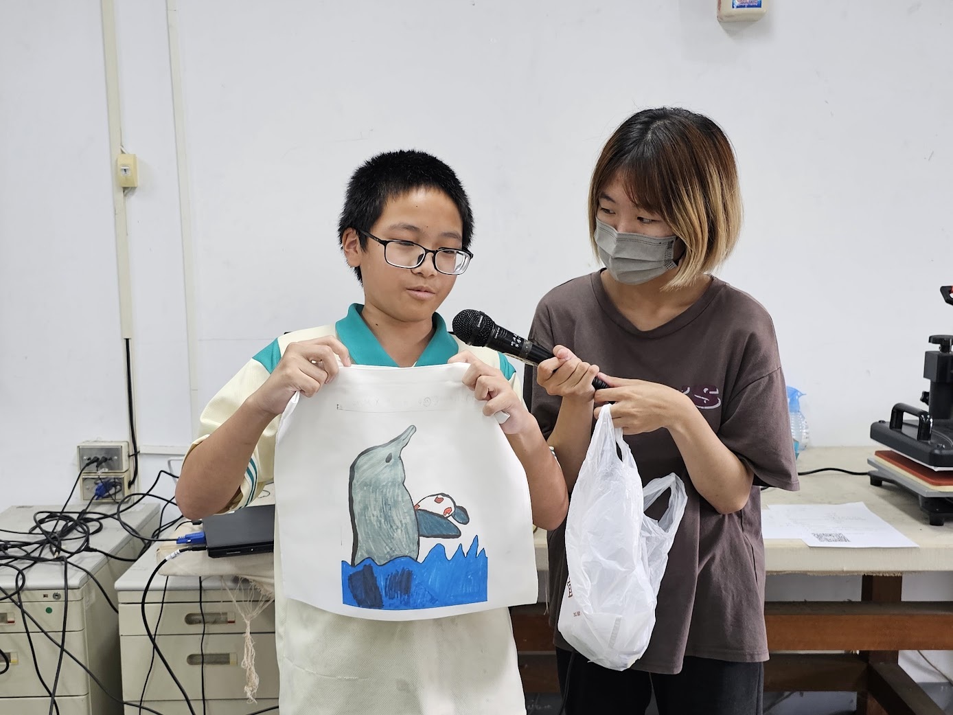 藝創系邀請蚵寮國中師生體驗熱轉印文創實作、VR新科技魅力003圖片