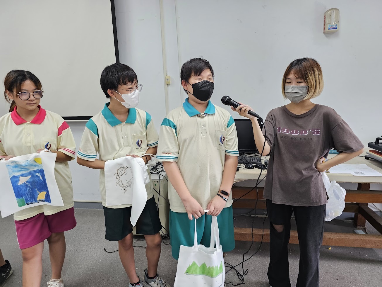 藝創系邀請蚵寮國中師生體驗熱轉印文創實作、VR新科技魅力004圖片