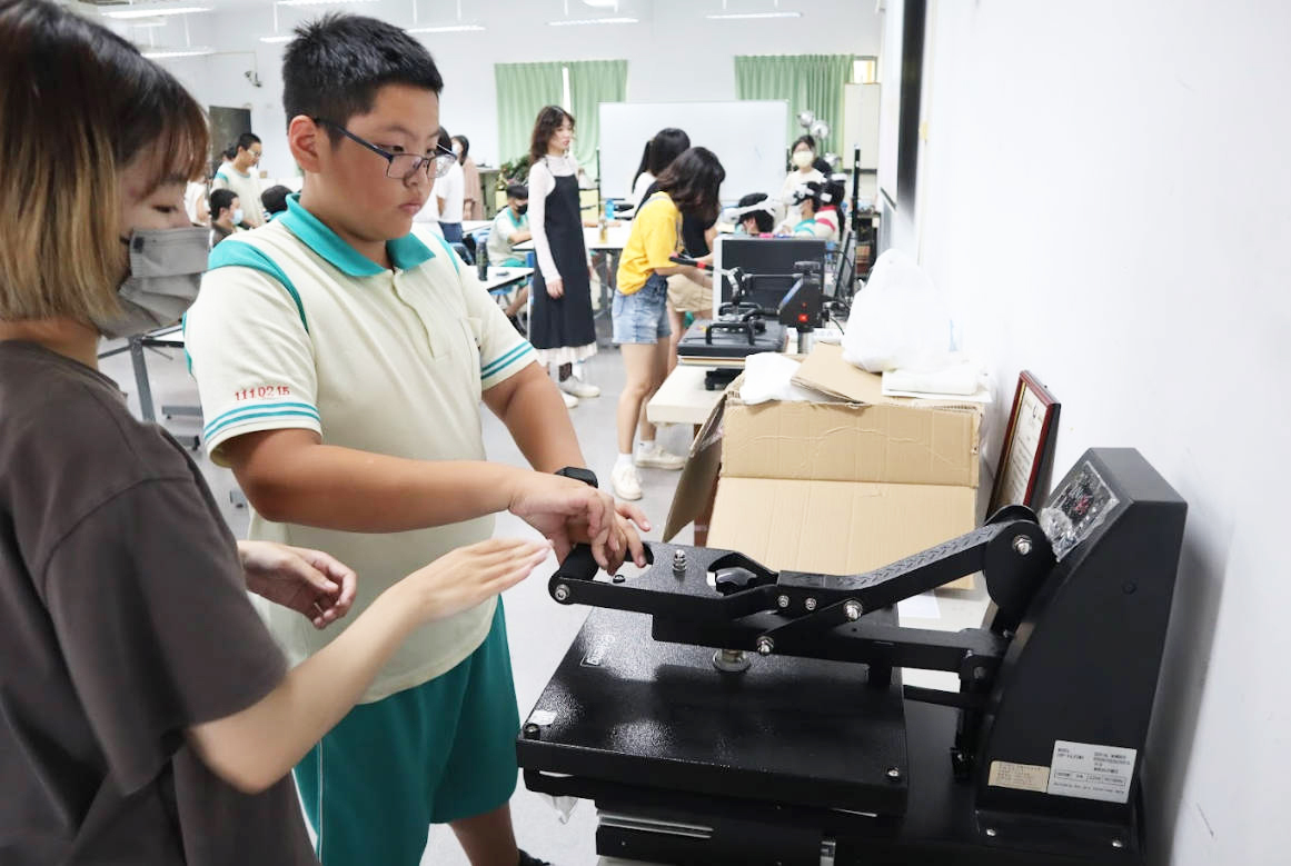 藝創系邀請蚵寮國中師生體驗熱轉印文創實作、VR新科技魅力005圖片