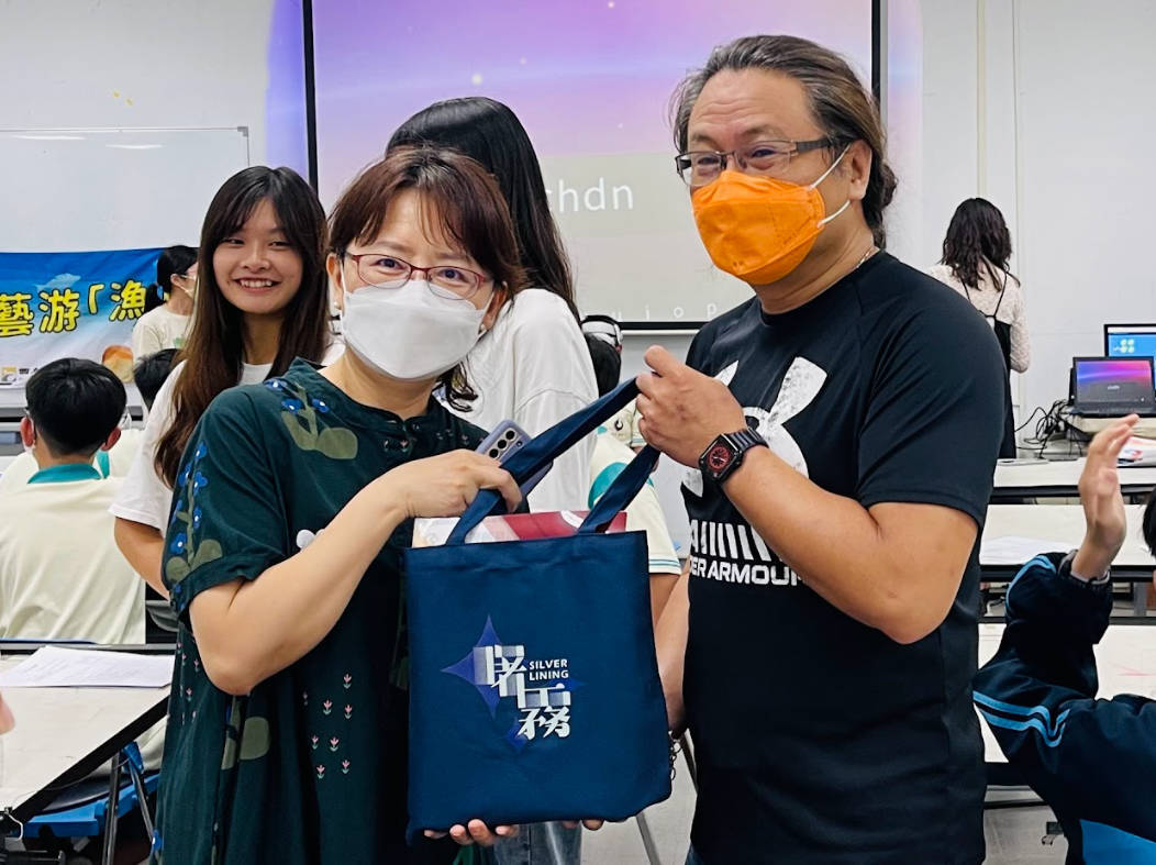 藝創系邀請蚵寮國中師生體驗熱轉印文創實作、VR新科技魅力007圖片