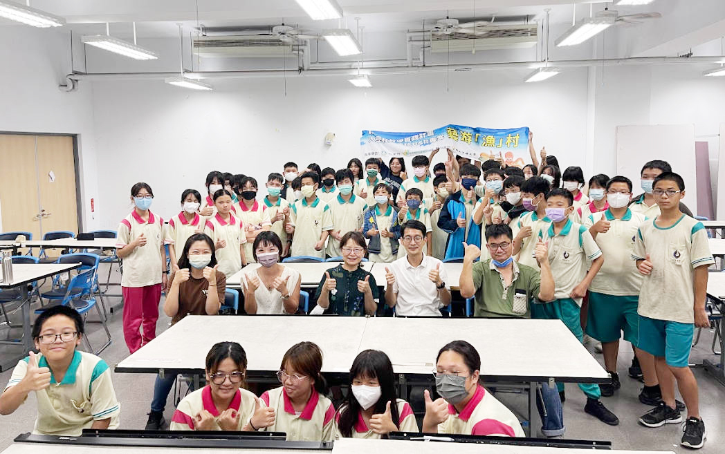 藝創系邀請蚵寮國中師生體驗熱轉印文創實作、VR新科技魅力008圖片