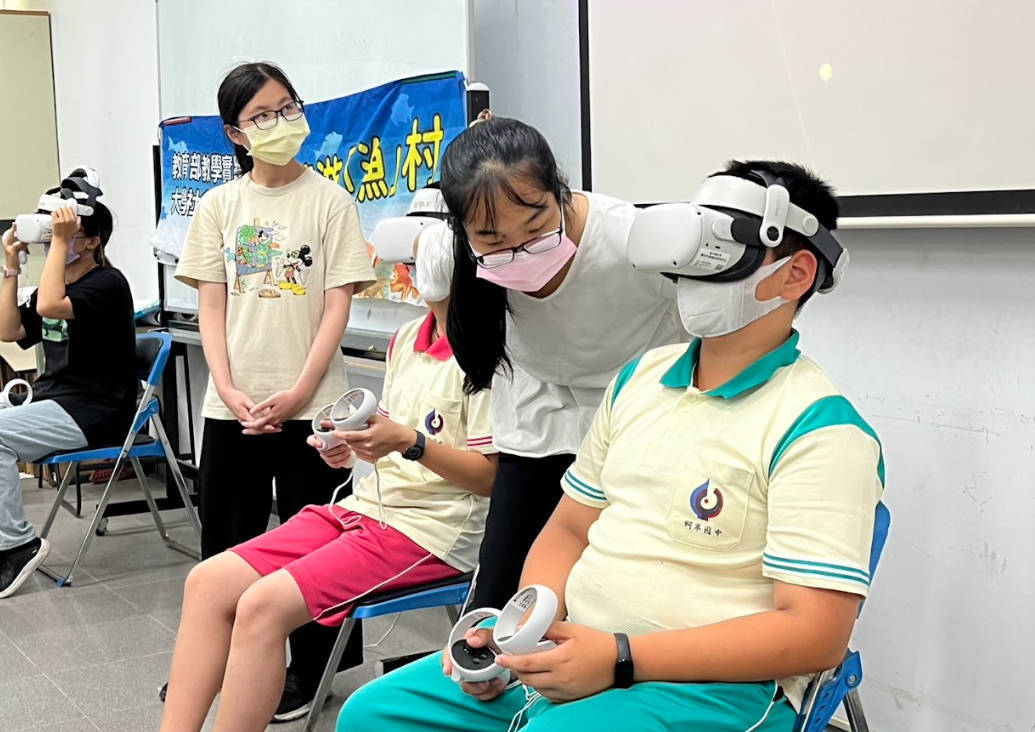 藝創系邀請蚵寮國中師生體驗熱轉印文創實作、VR新科技魅力009圖片