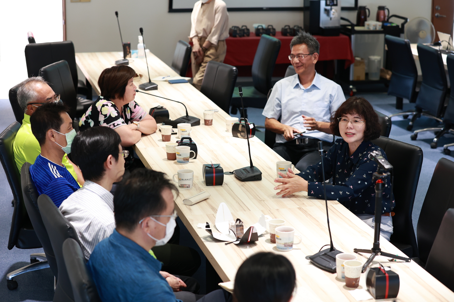 國立高雄大學校長陳月端今（4）日偕同主管與通識教育中心教師進行茶會交流座談