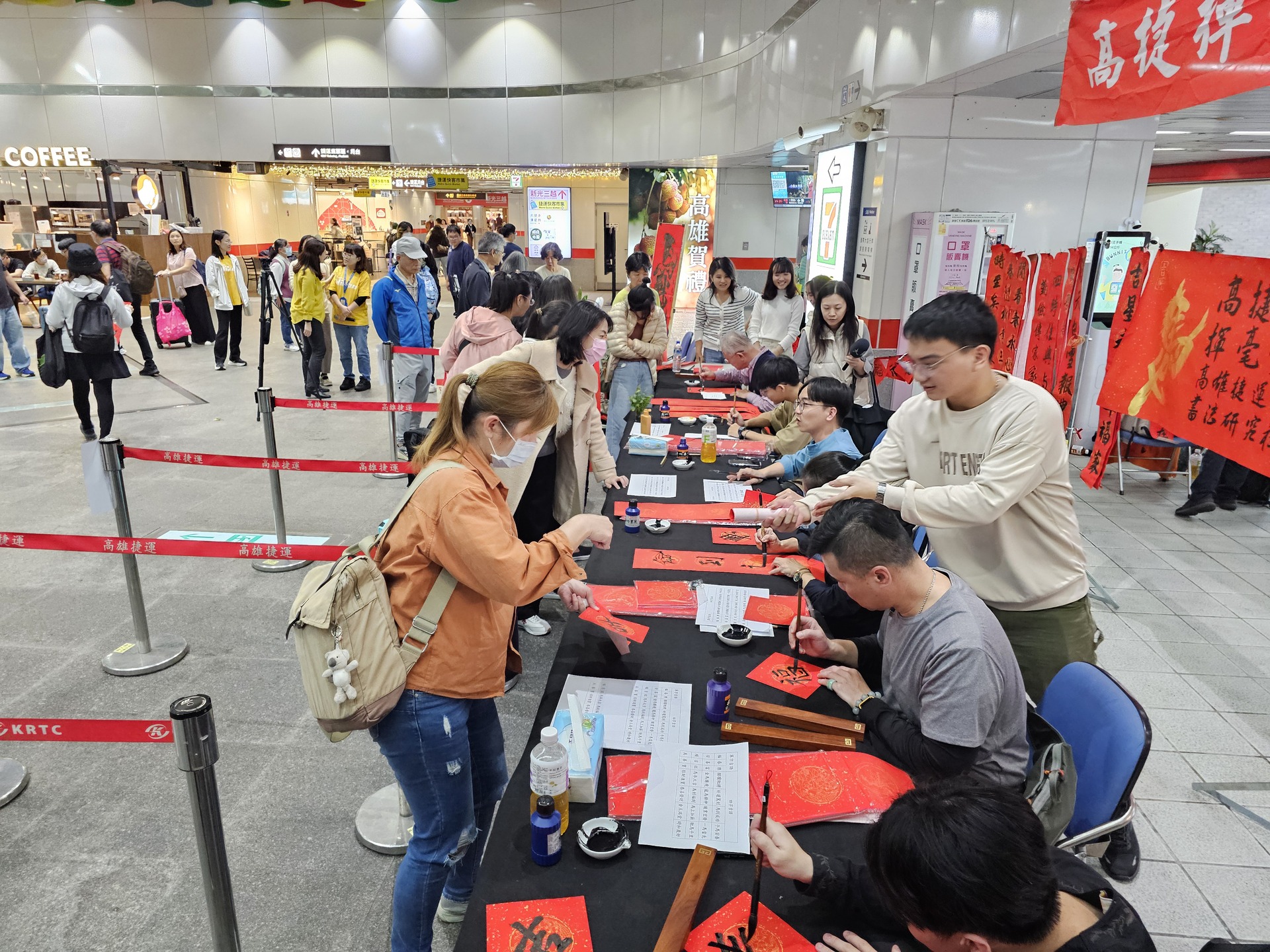 國立高雄大學師生攜手高雄捷運公司、蚵子寮通安宮與藍田里仁壽宮舉辦「揮毫贈春聯」活動，走入場站與社區，傳遞馬年新春祝福。010圖片