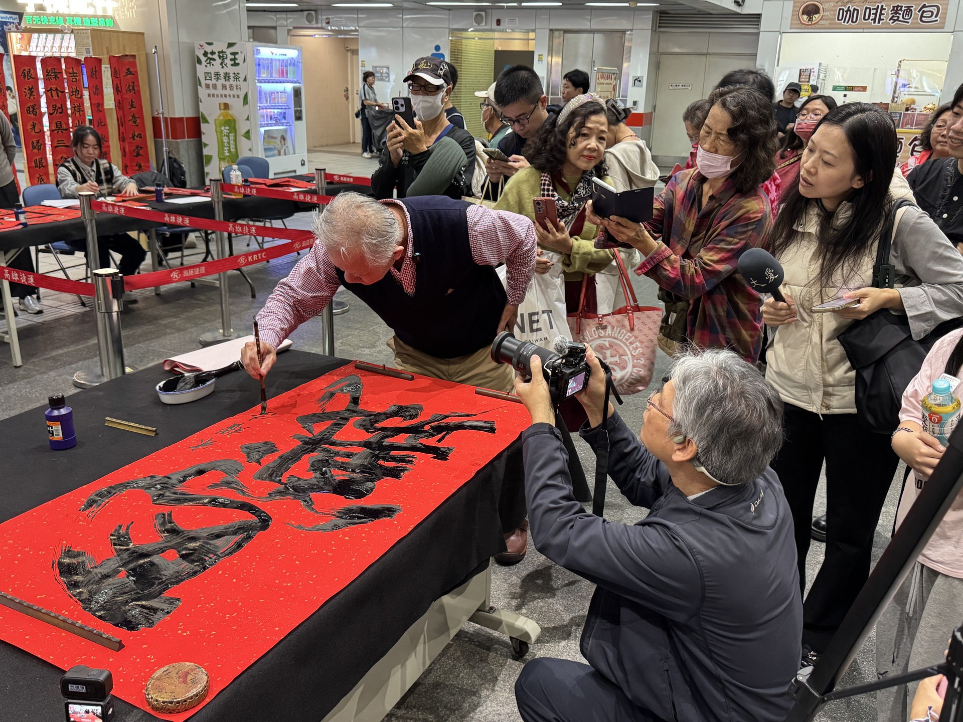 國立高雄大學師生攜手高雄捷運公司、蚵子寮通安宮與藍田里仁壽宮舉辦「揮毫贈春聯」活動，走入場站與社區，傳遞馬年新春祝福。016圖片
