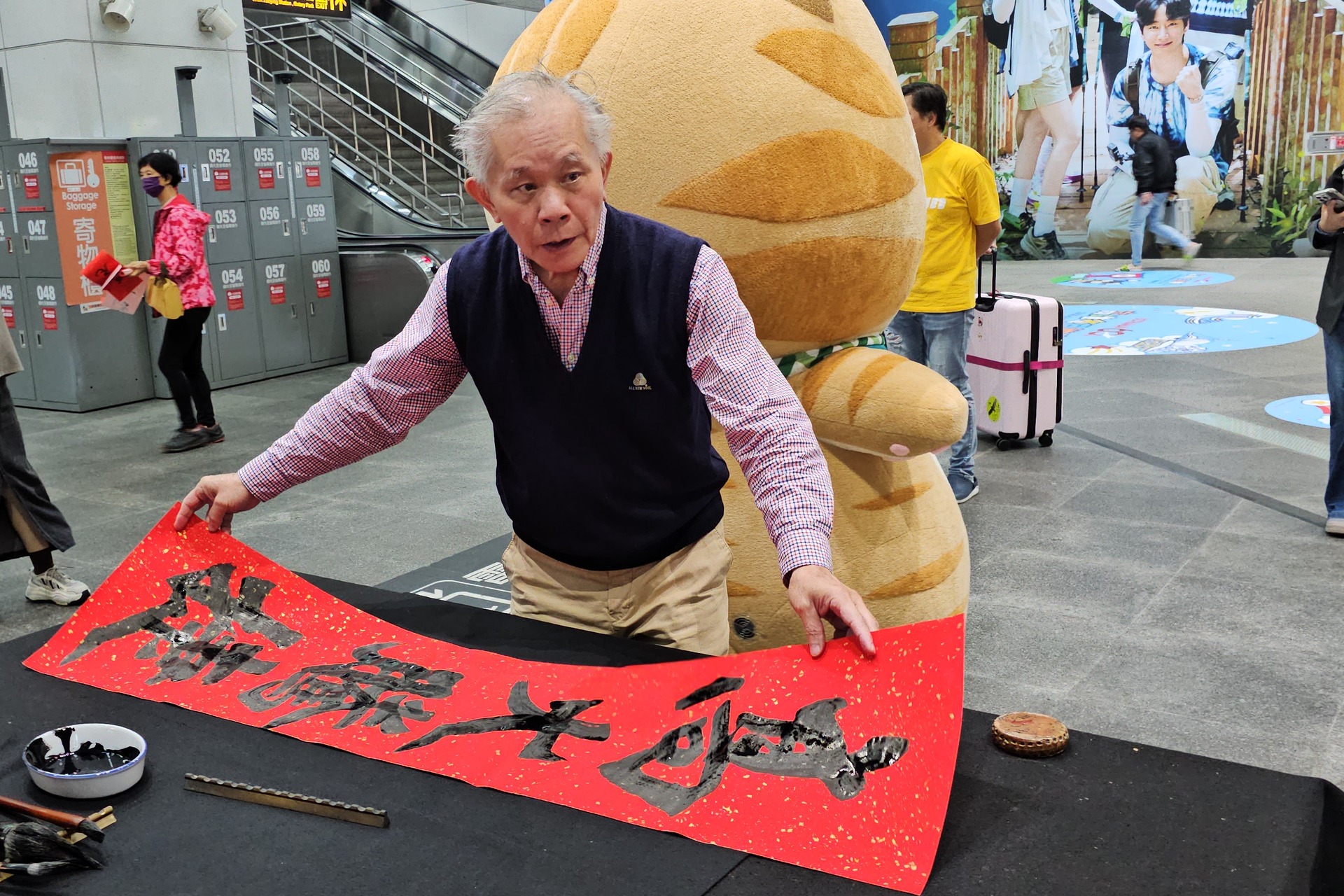 國立高雄大學師生攜手高雄捷運公司、蚵子寮通安宮與藍田里仁壽宮舉辦「揮毫贈春聯」活動，走入場站與社區，傳遞馬年新春祝福。019圖片