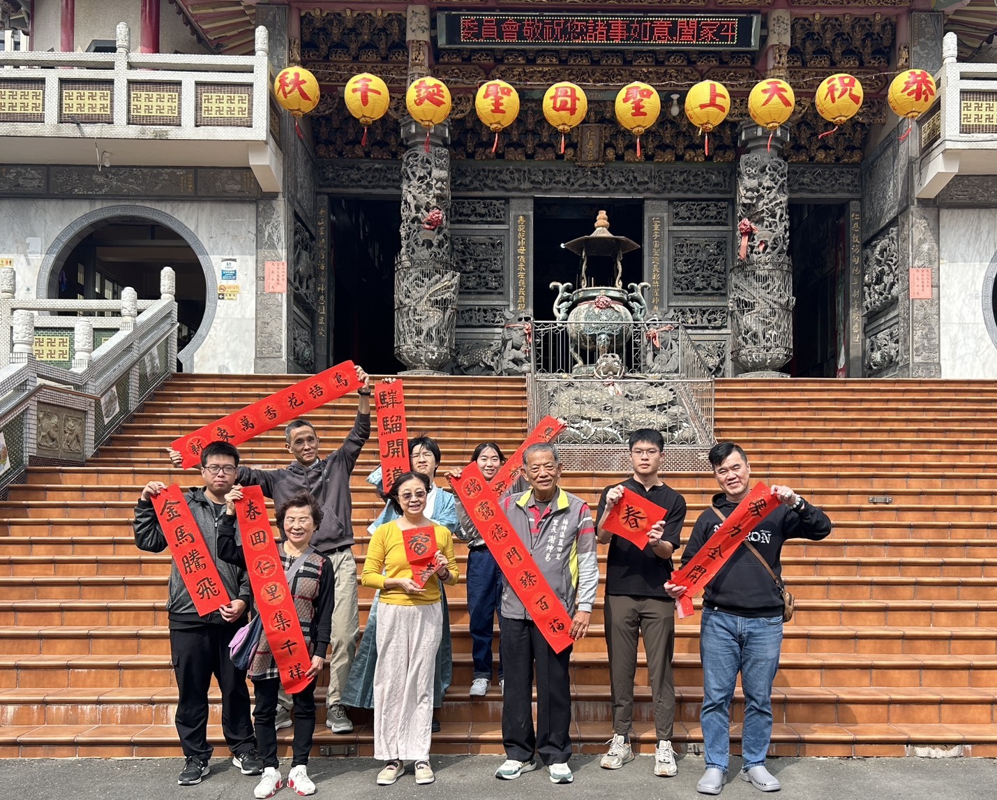 國立高雄大學師生攜手高雄捷運公司、蚵子寮通安宮與藍田里仁壽宮舉辦「揮毫贈春聯」活動，走入場站與社區，傳遞馬年新春祝福。024圖片