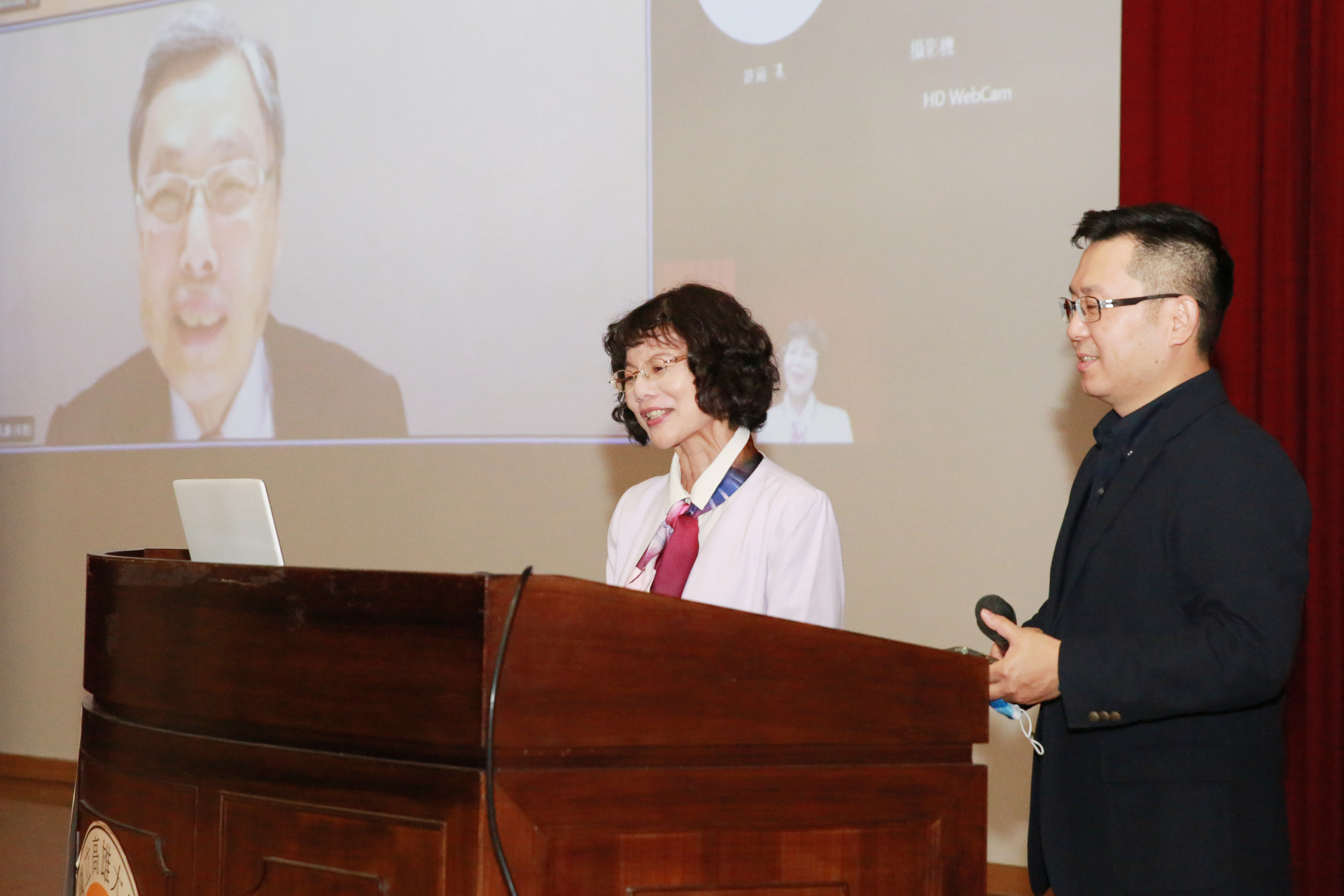 前陸委會特任副主委高孔廉透過視訊，進行「國際與兩岸經貿」專講，高雄大學校長陳月端（左1）、推教中心主任陳怡兆開場致詞。