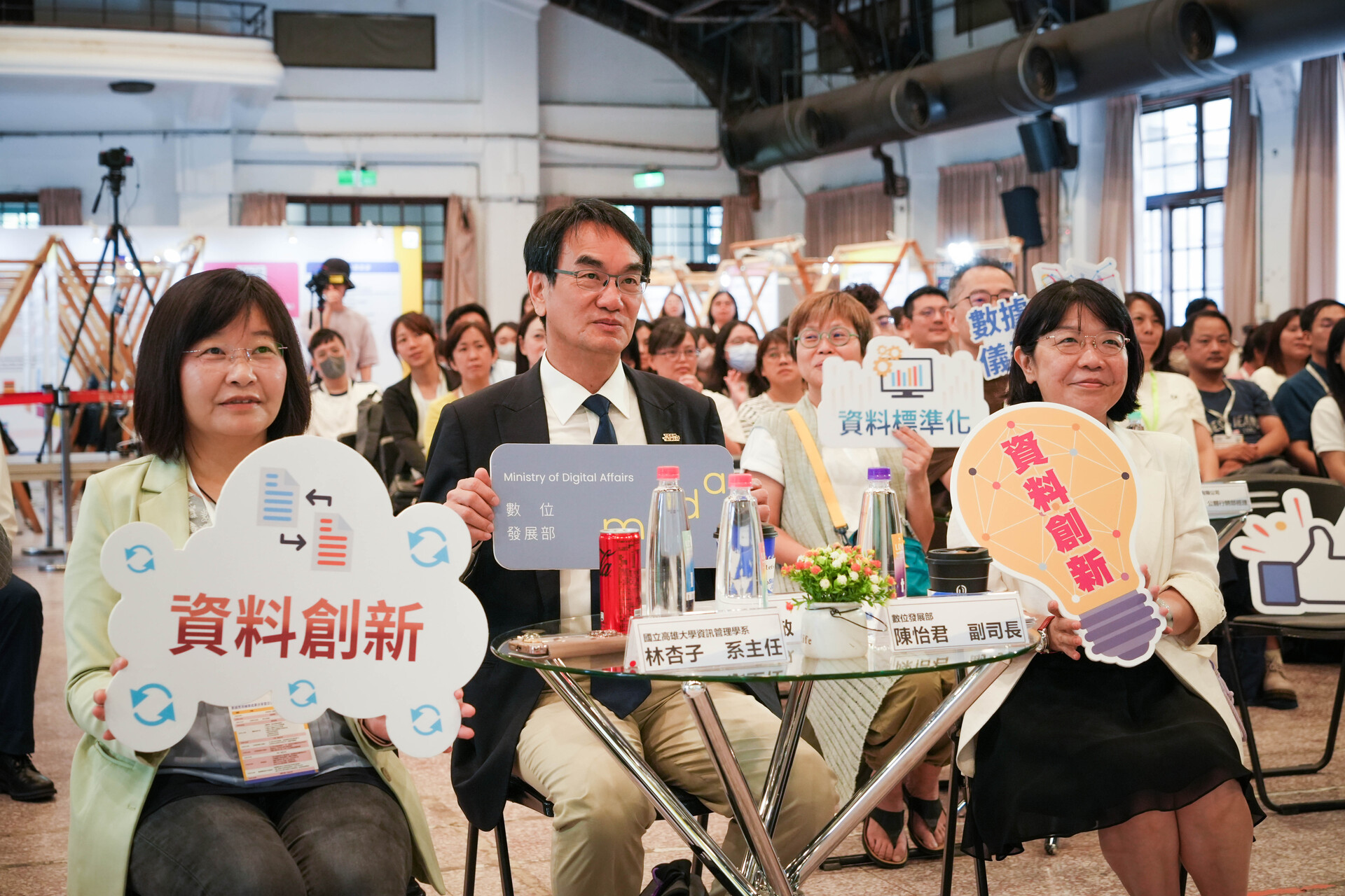 國立高雄大學資訊管理學系主任林杏子於數位發展部「數據賦能 公益創新」成果分享暨交流論壇分享數據應用輔導經驗，將大學課堂的「資料設計思考」帶進真實場域002